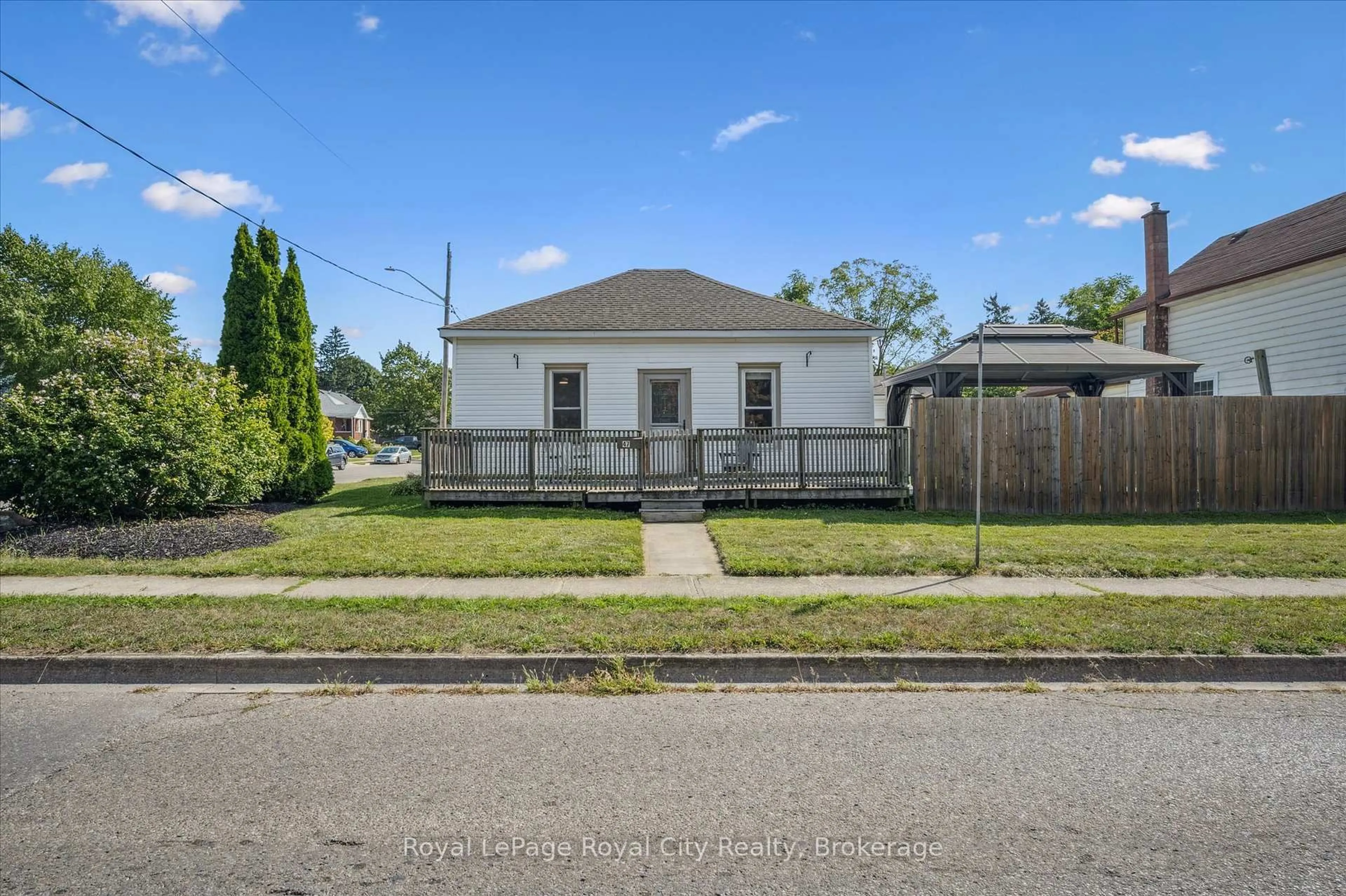 A pic from outside/outdoor area/front of a property/back of a property/a pic from drone, street for 47 Chalmers St, Cambridge Ontario N1R 5B6