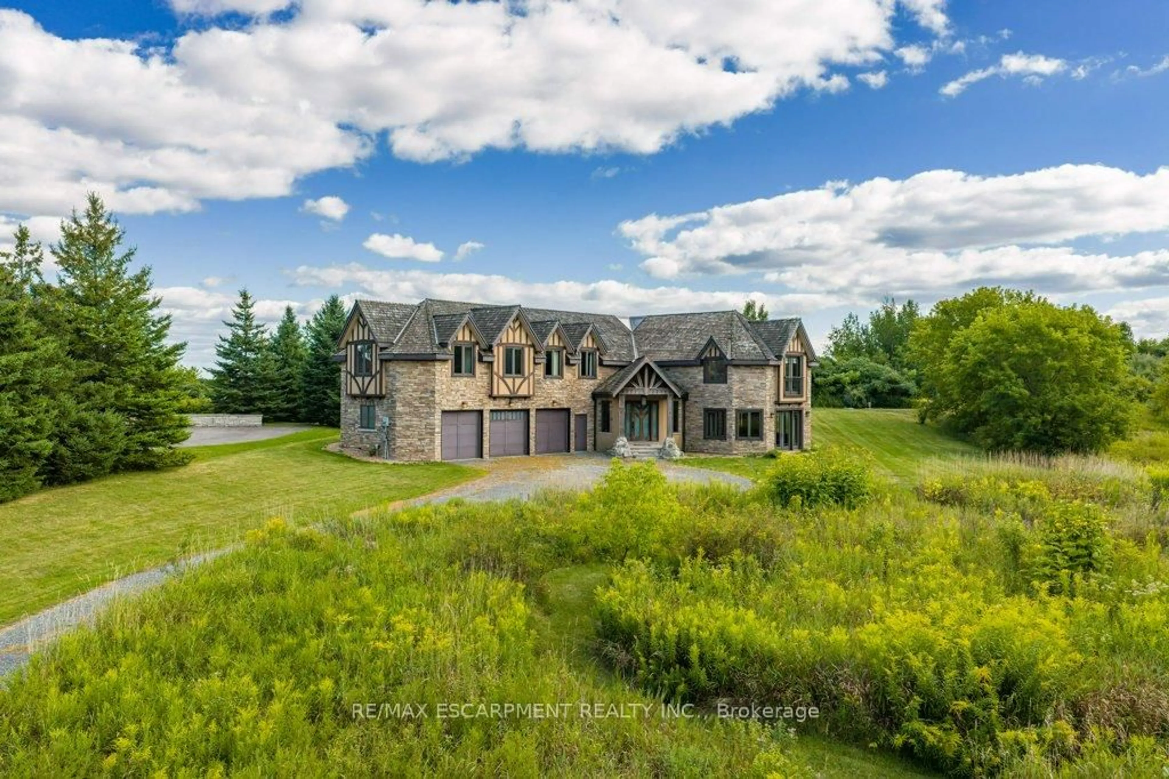A pic from outside/outdoor area/front of a property/back of a property/a pic from drone, unknown for 76 Oak Ave, Hamilton Ontario L9H 7P6