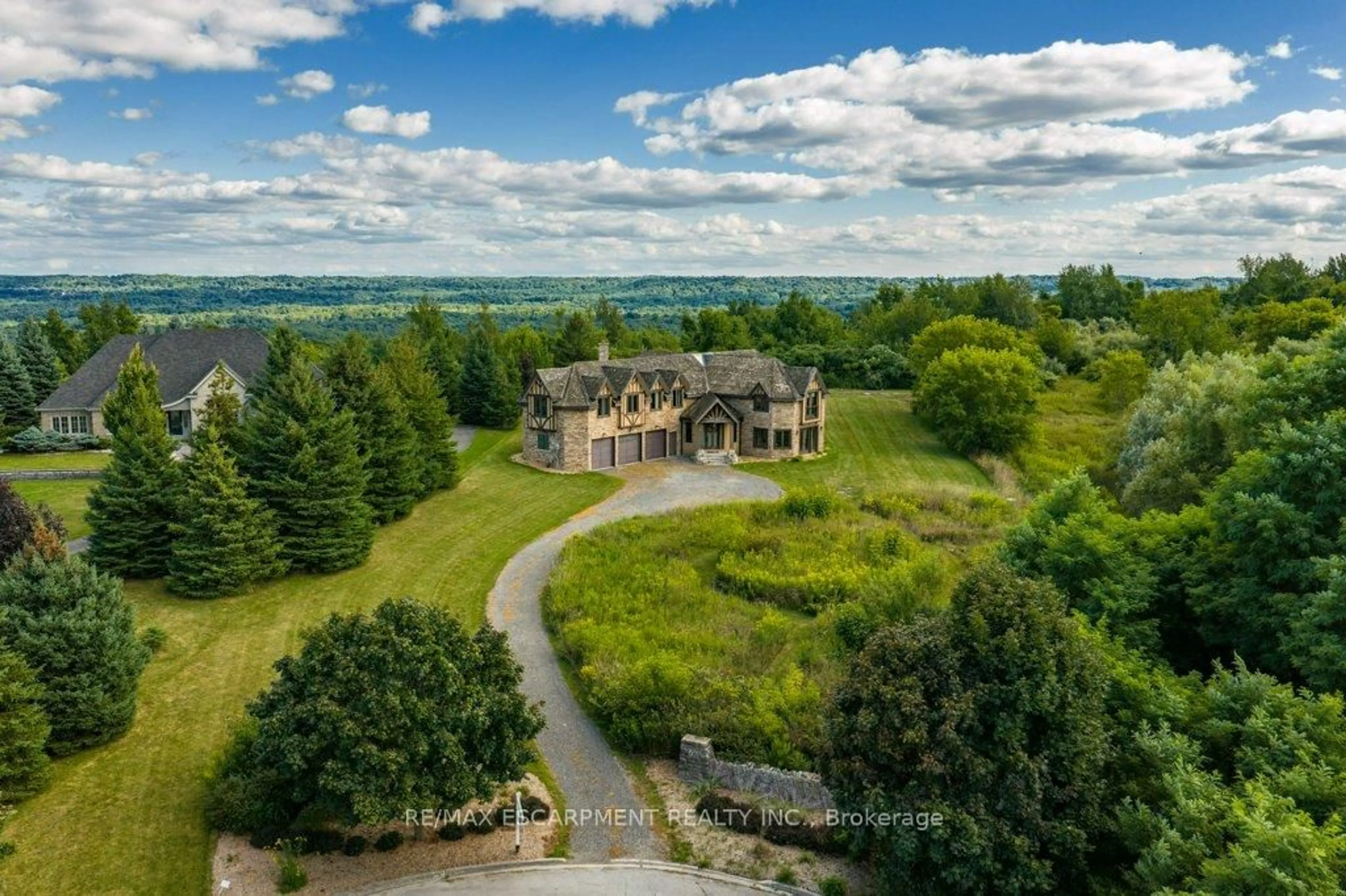 A pic from outside/outdoor area/front of a property/back of a property/a pic from drone, unknown for 76 Oak Ave, Hamilton Ontario L9H 7P6