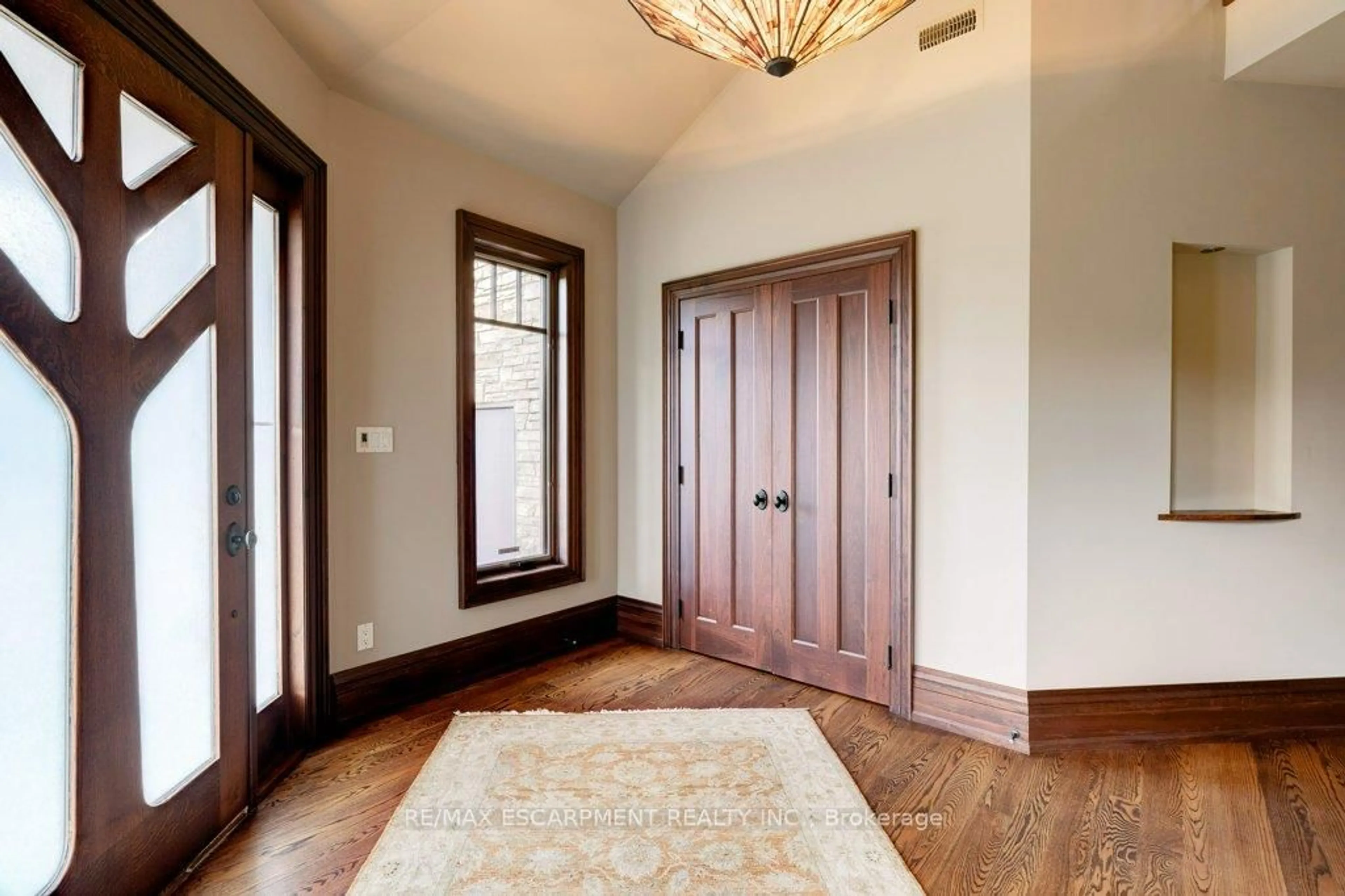 Indoor entryway for 76 Oak Ave, Hamilton Ontario L9H 7P6