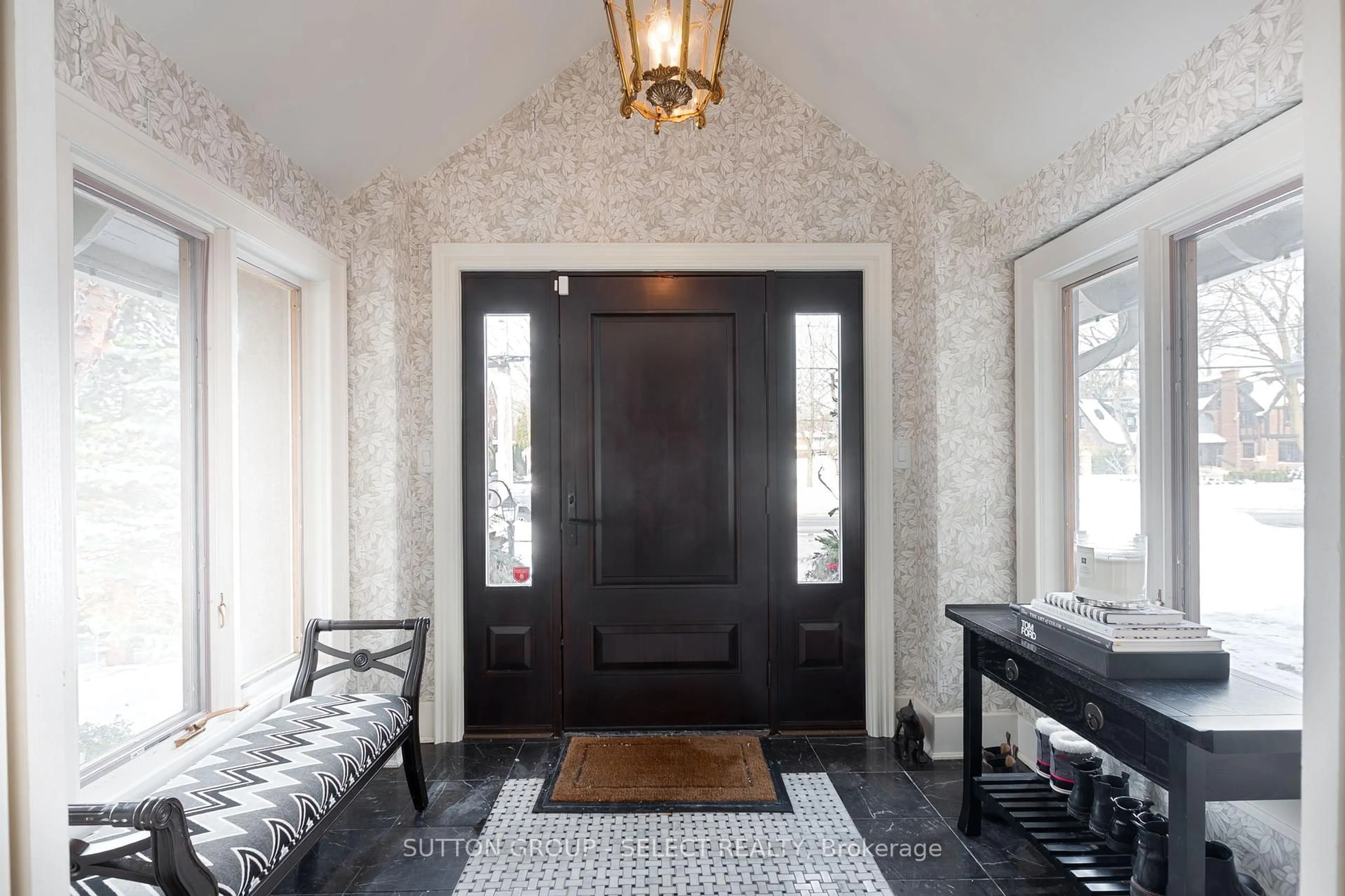 Indoor entryway for 427 Regent St, London East Ontario N5Y 4H1