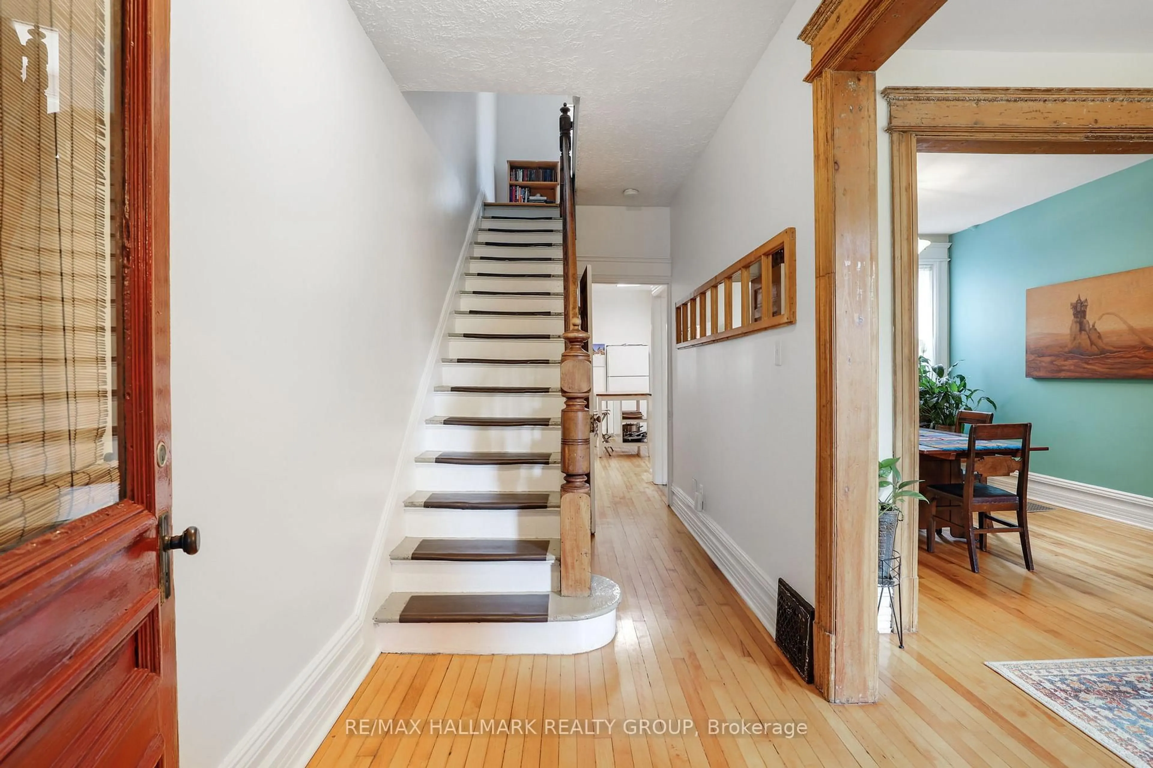 Indoor foyer for 8 Elm St, Ottawa Ontario K1R 6N1