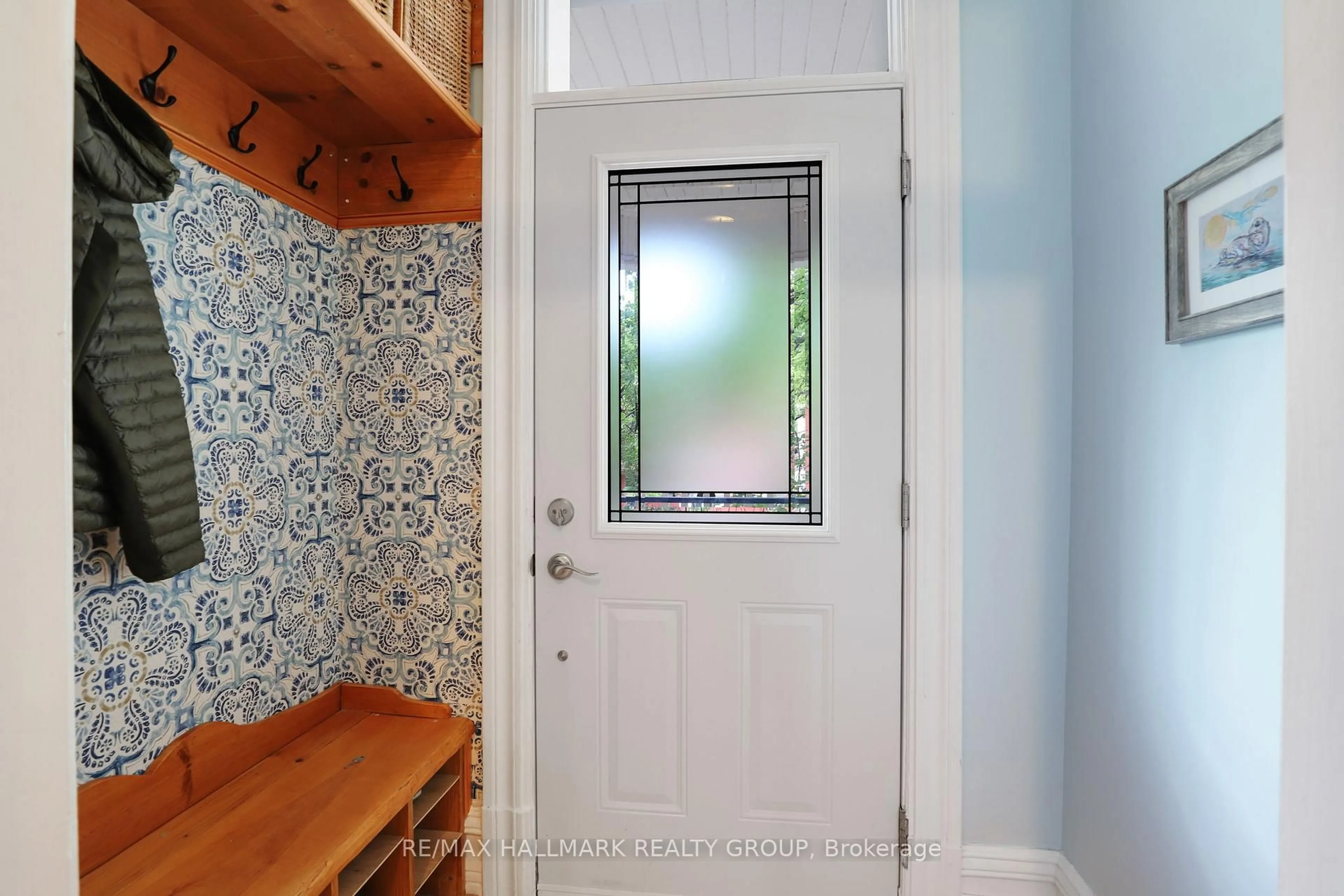 Indoor entryway for 8 Elm St, Ottawa Ontario K1R 6N1