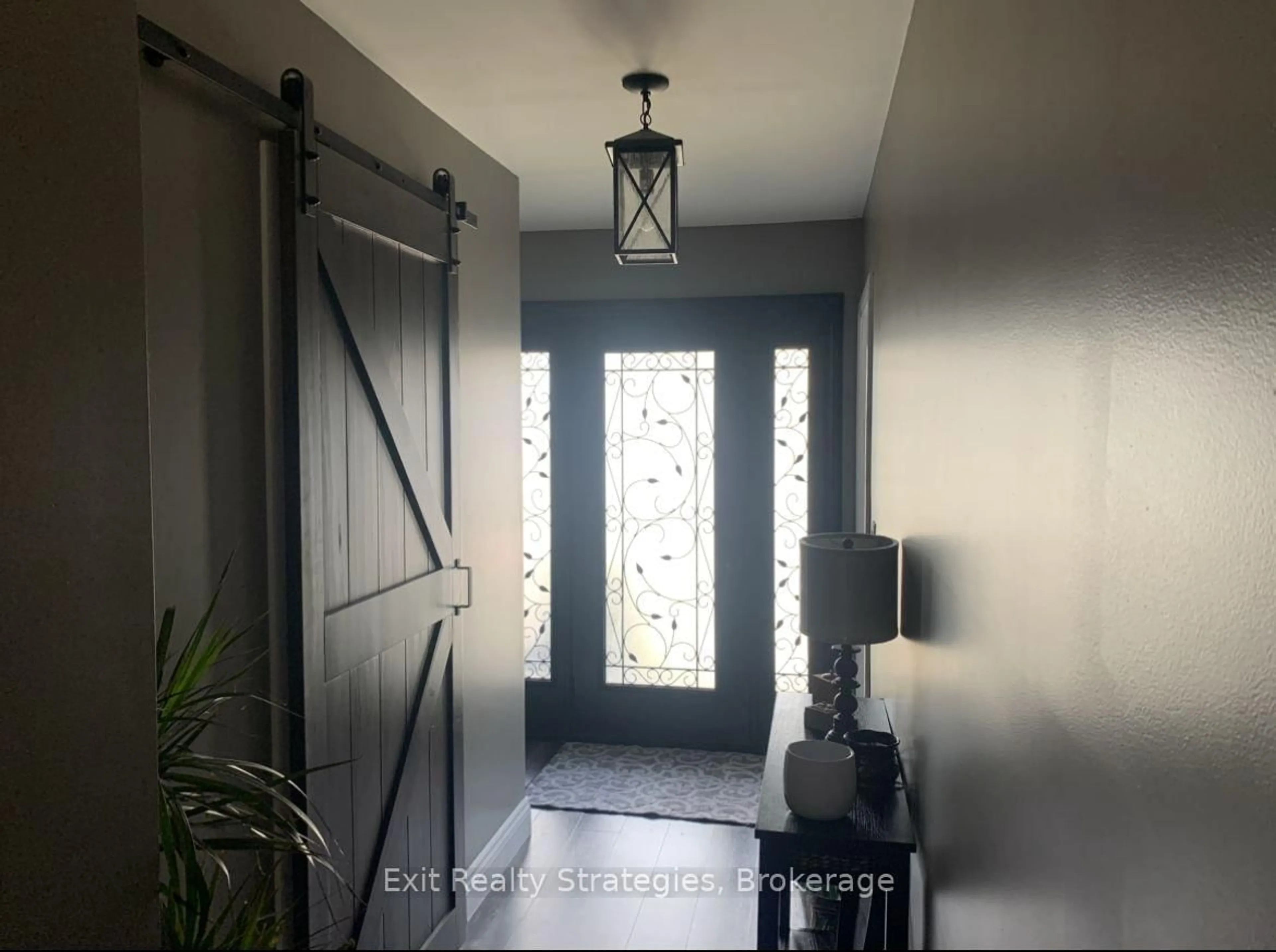 Indoor entryway for 65 Tuxedo Ave, Hamilton Ontario L8H 4P6