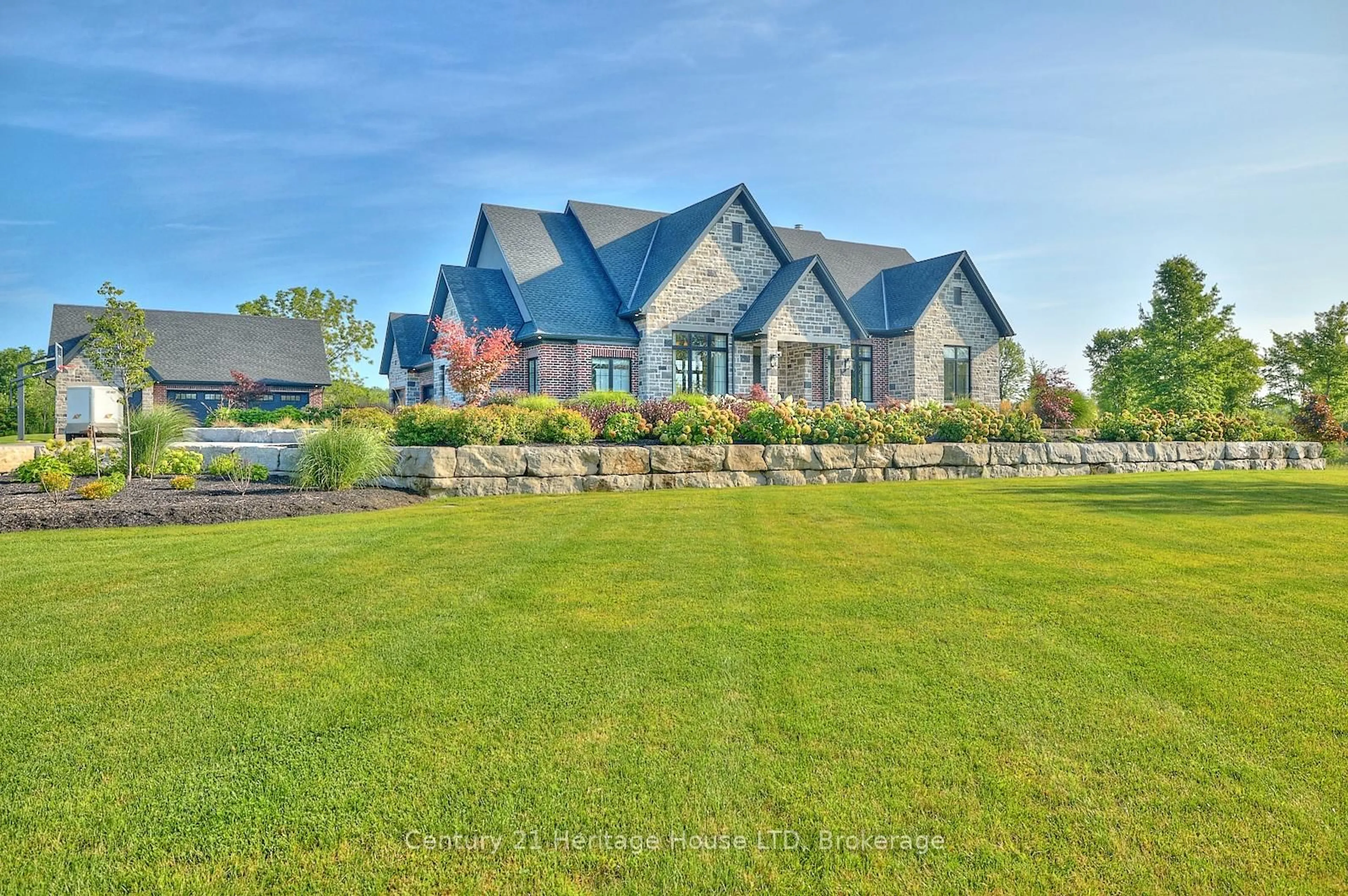 A pic from outside/outdoor area/front of a property/back of a property/a pic from drone, unknown for 1716 Rebecca St, Fort Erie Ontario L2A 5M4