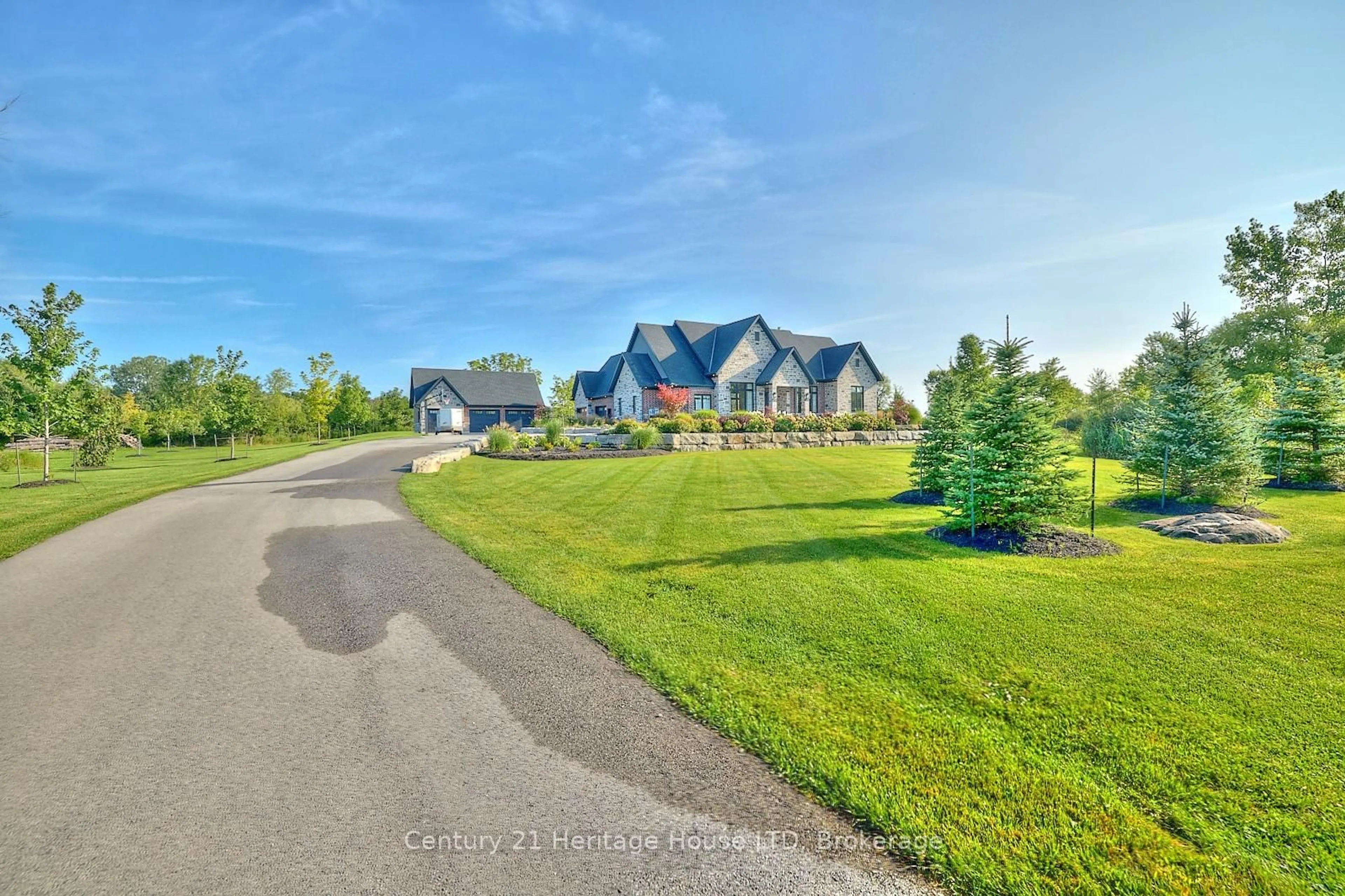 A pic from outside/outdoor area/front of a property/back of a property/a pic from drone, street for 1716 Rebecca St, Fort Erie Ontario L2A 5M4