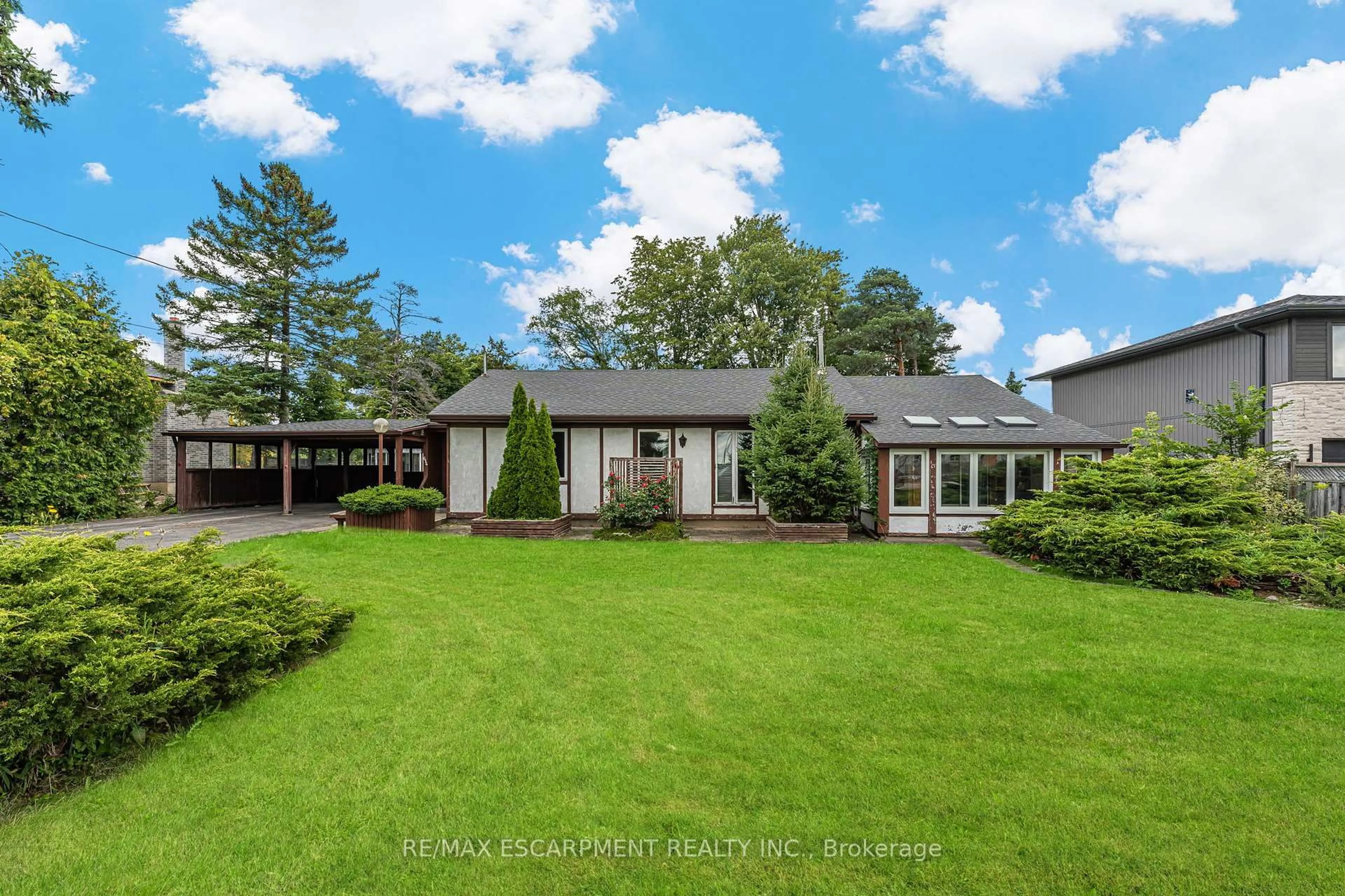 A pic from outside/outdoor area/front of a property/back of a property/a pic from drone, unknown for 614 Golf Club Rd, Hamilton Ontario L0R 1P0