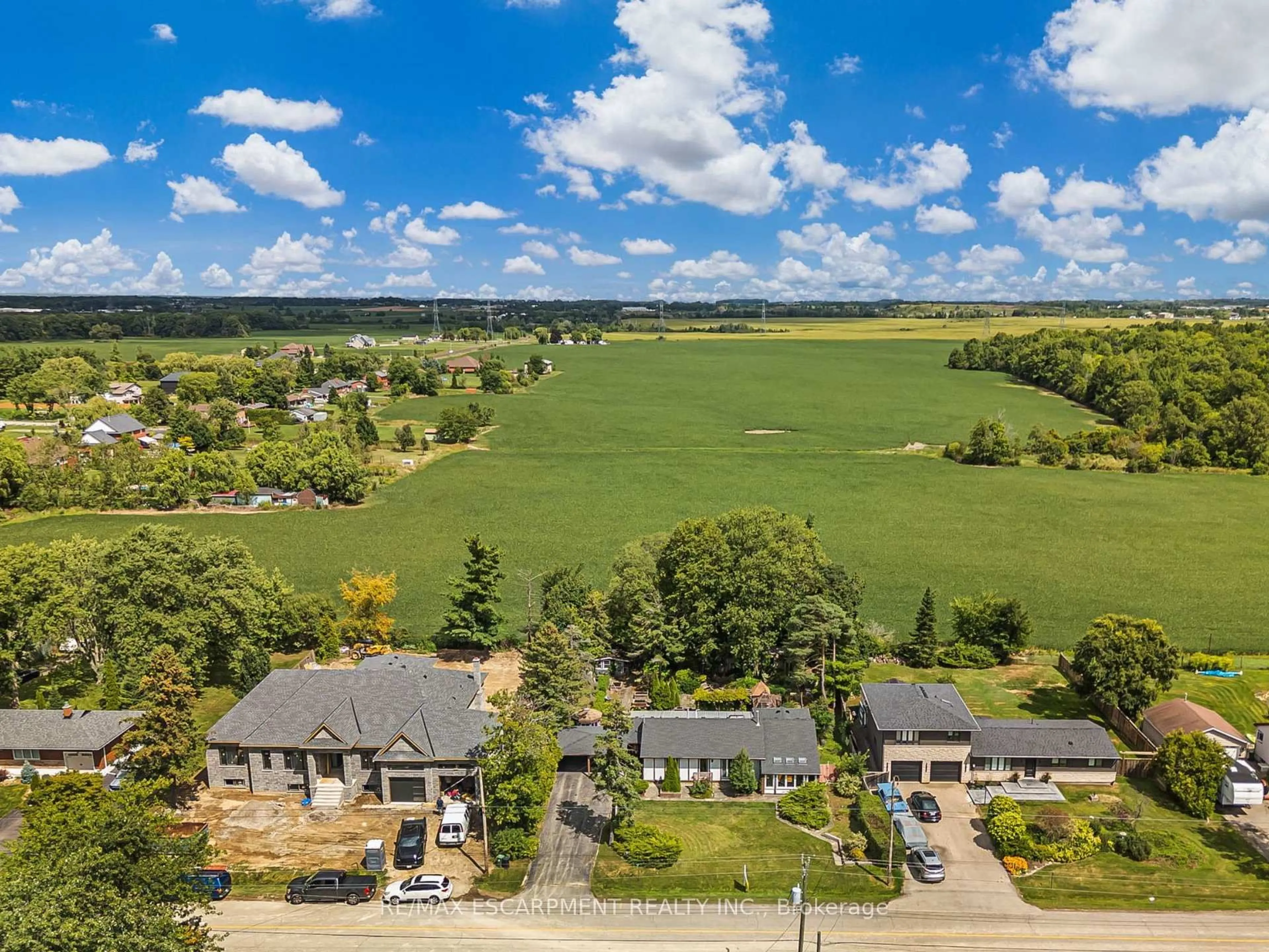 A pic from outside/outdoor area/front of a property/back of a property/a pic from drone, unknown for 614 Golf Club Rd, Hamilton Ontario L0R 1P0