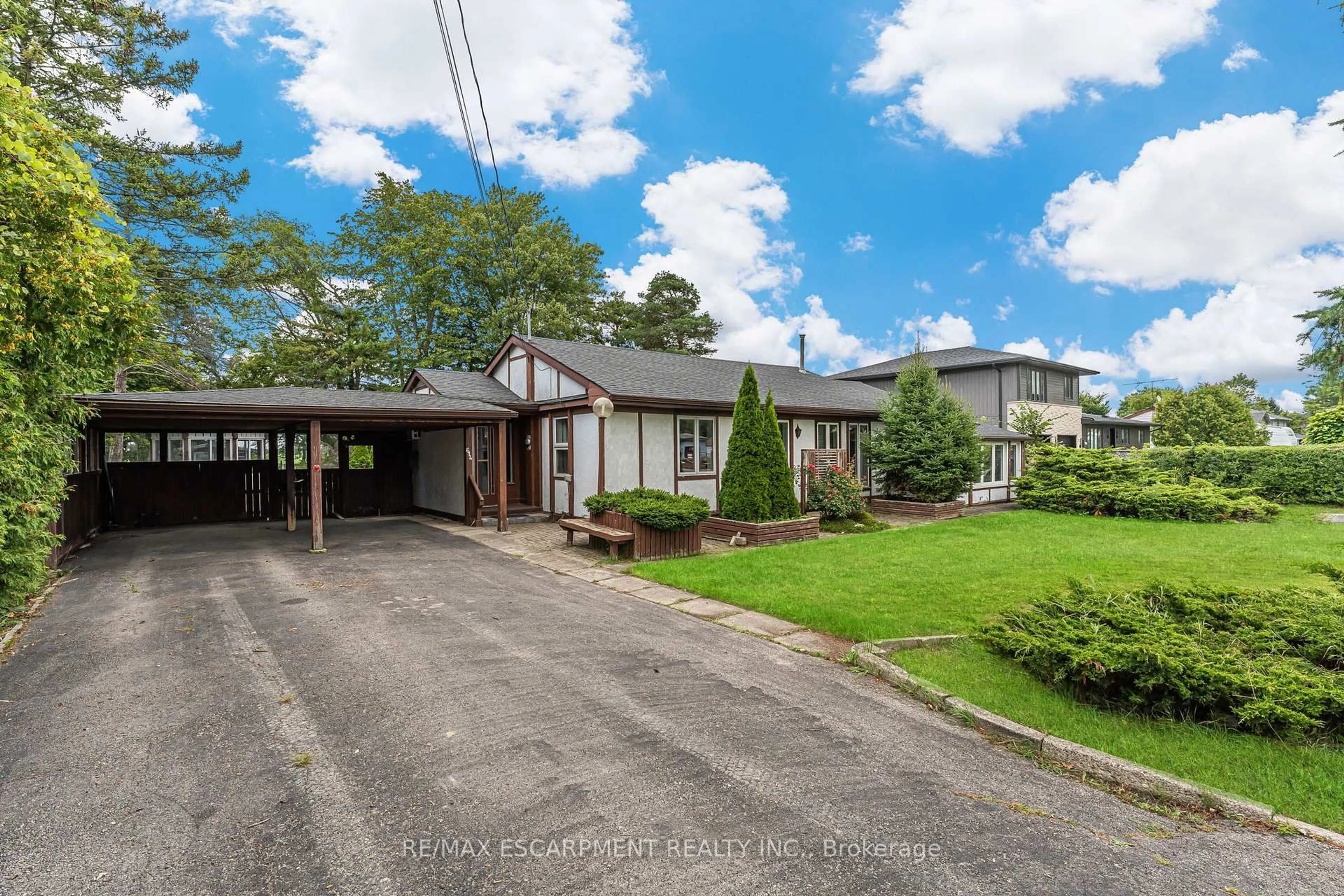 A pic from outside/outdoor area/front of a property/back of a property/a pic from drone, street for 614 Golf Club Rd, Hamilton Ontario L0R 1P0
