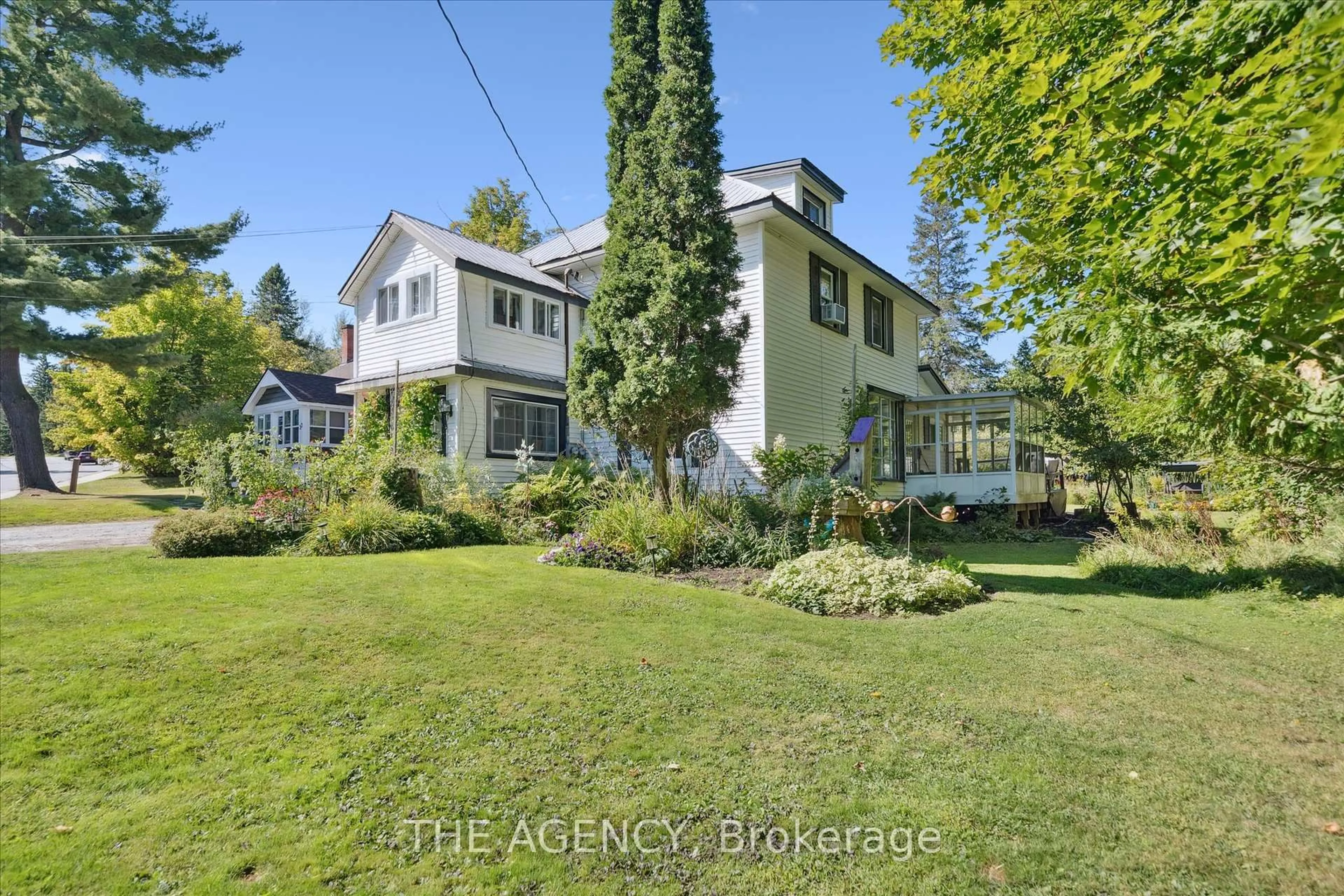 A pic from outside/outdoor area/front of a property/back of a property/a pic from drone, street for 31 Brunel Rd, Huntsville Ontario P1H 1P4