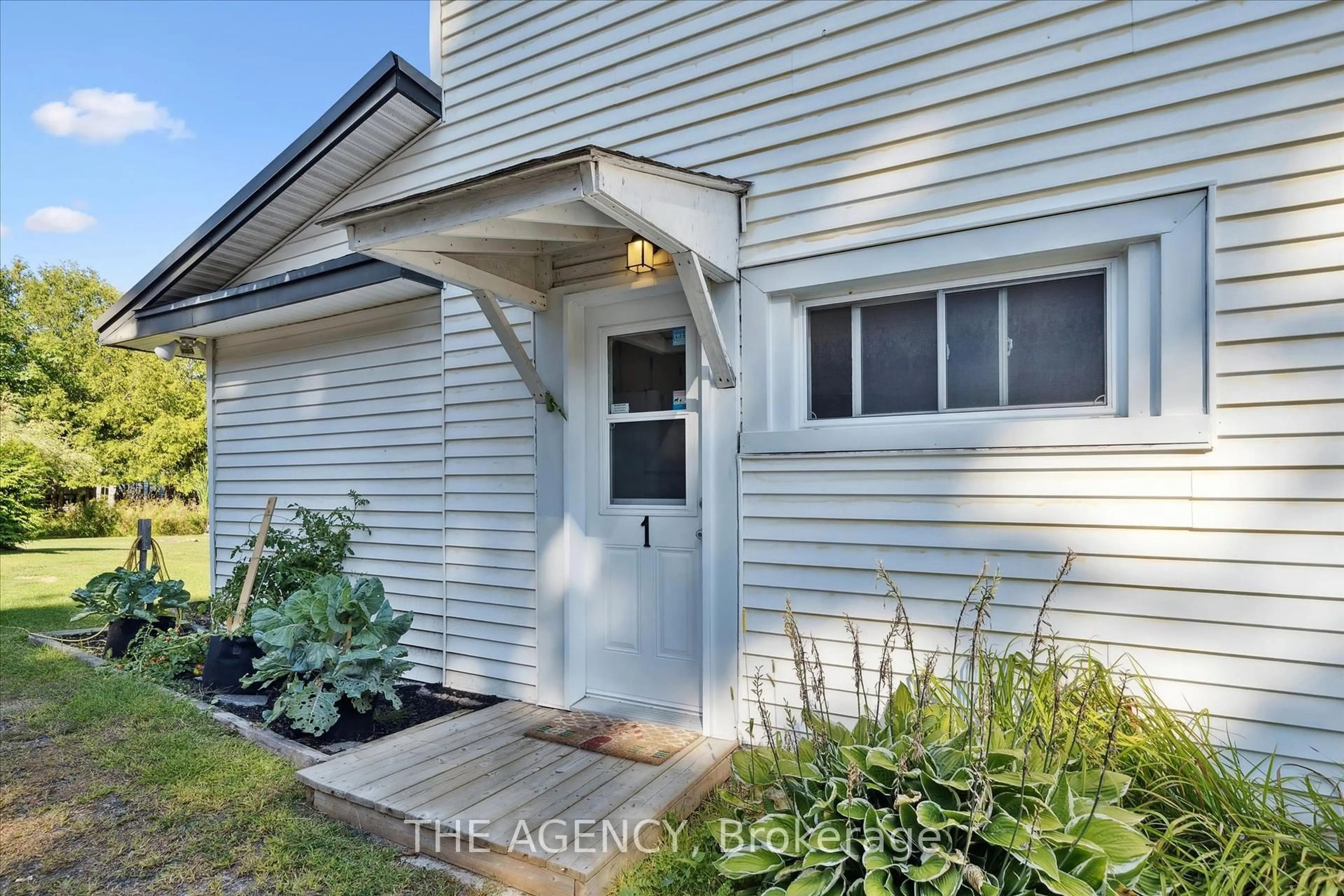 Indoor entryway for 31 Brunel Rd, Huntsville Ontario P1H 1P4