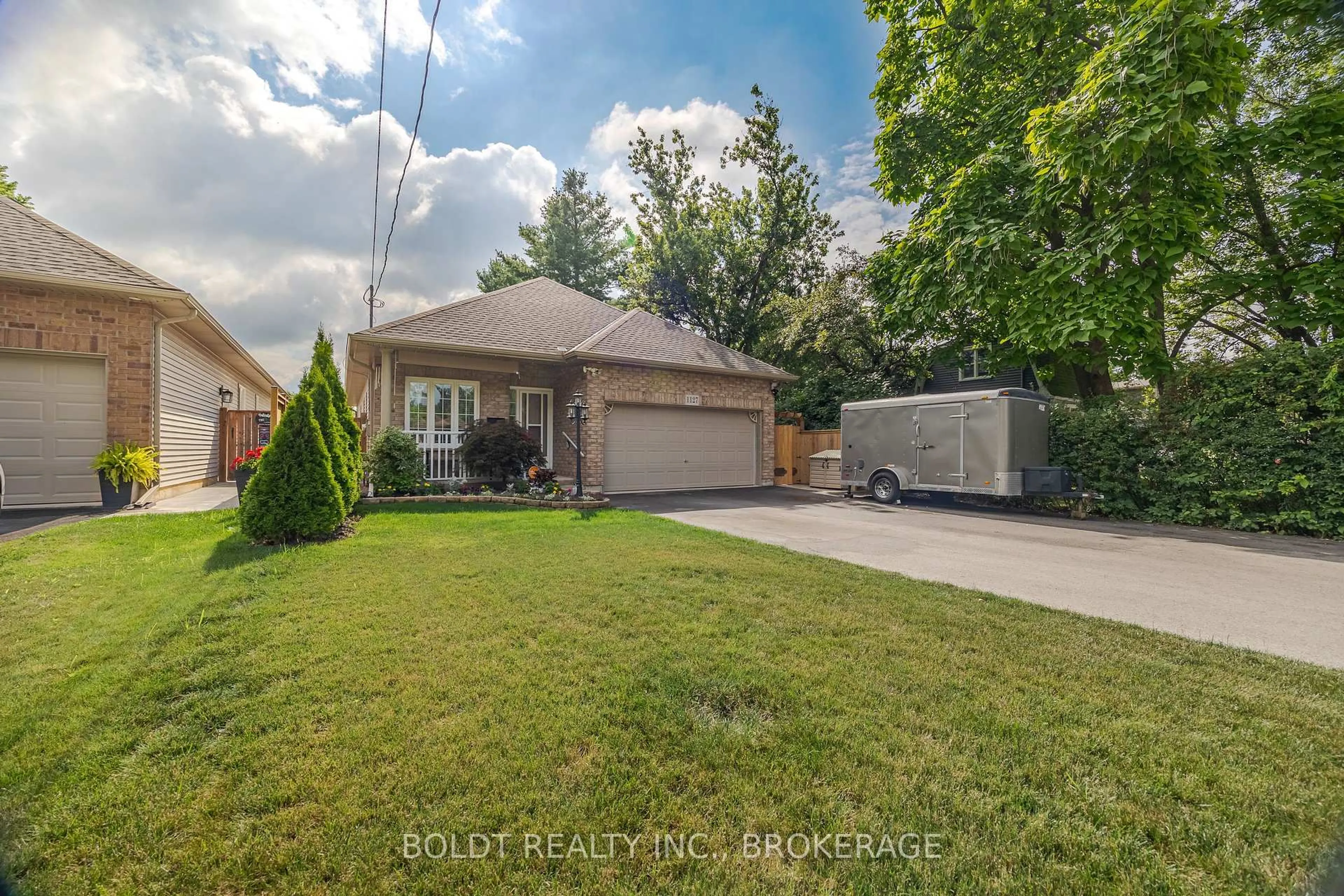 A pic from outside/outdoor area/front of a property/back of a property/a pic from drone, street for 1127 Pelham St, Pelham Ontario L3C 3E4