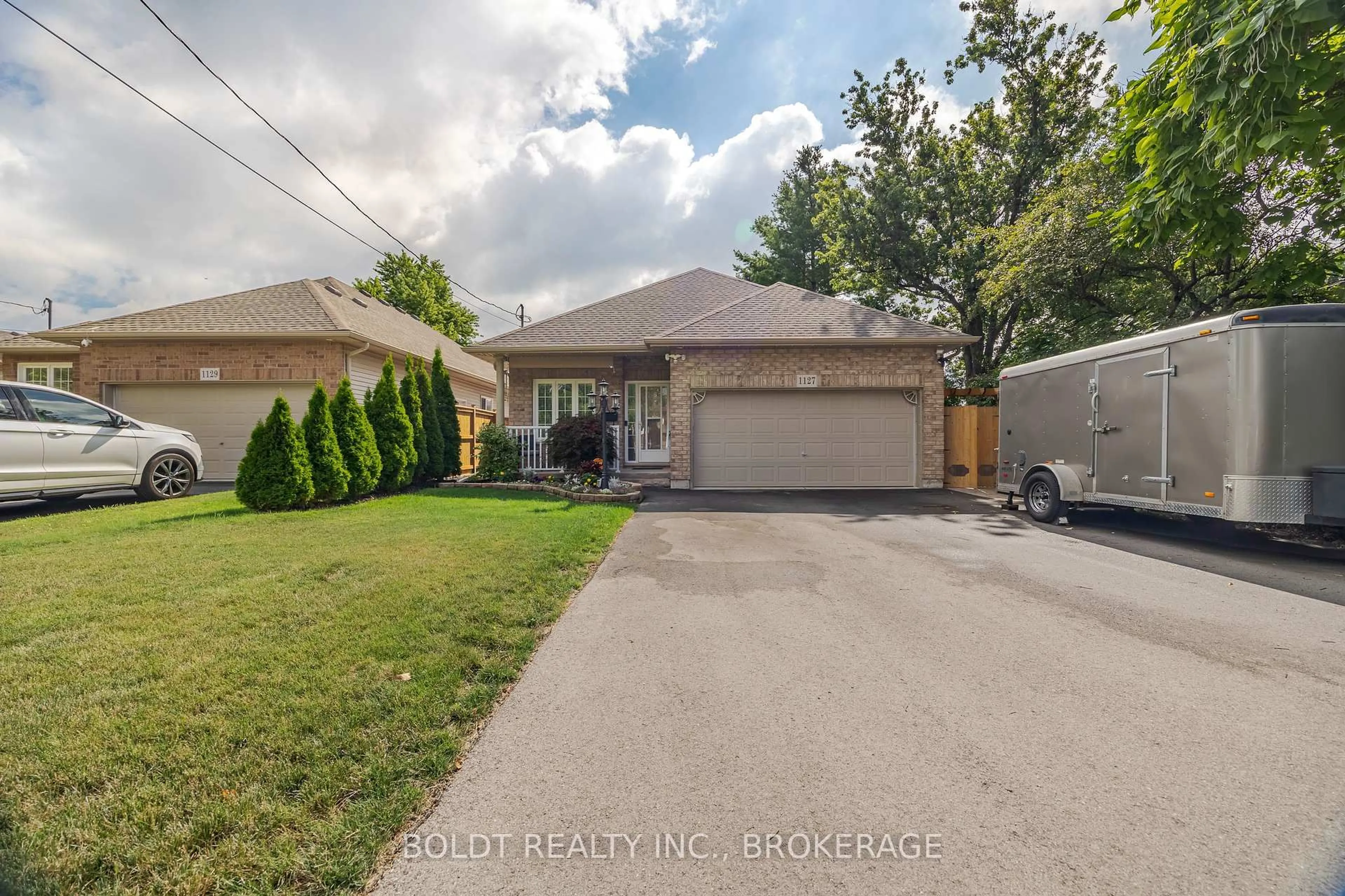 A pic from outside/outdoor area/front of a property/back of a property/a pic from drone, street for 1127 Pelham St, Pelham Ontario L3C 3E4