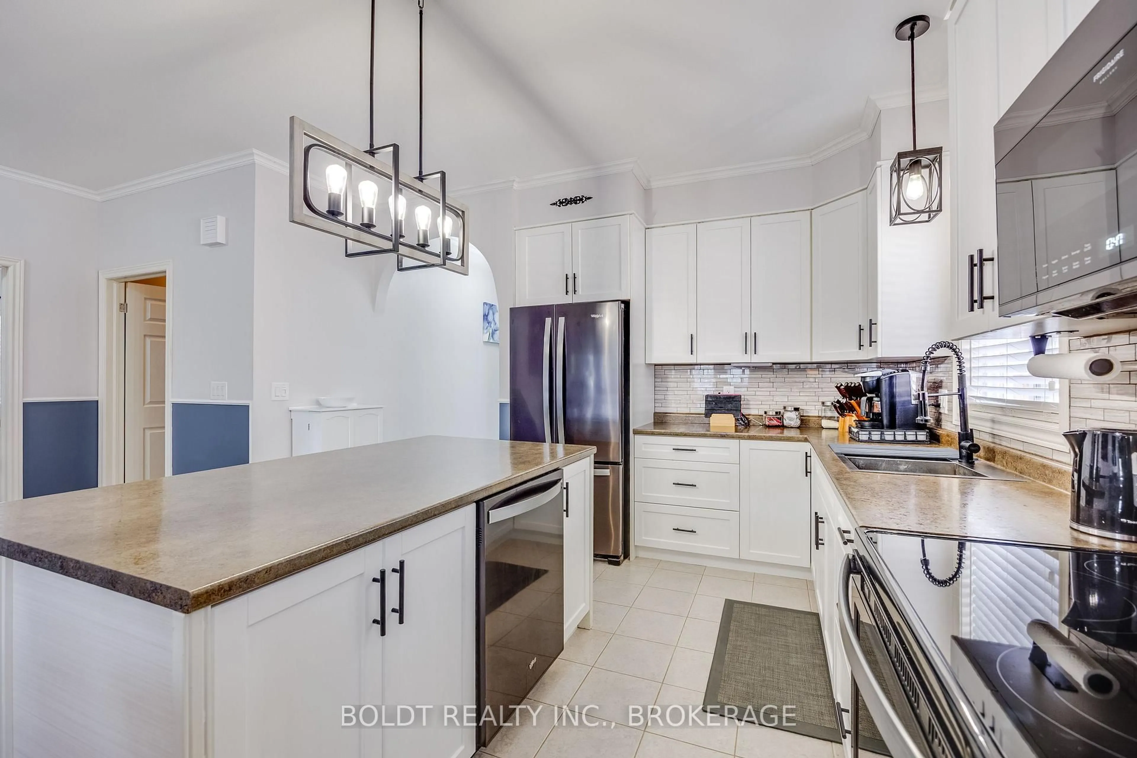 Open concept kitchen, ceramic/tile floor for 1127 Pelham St, Pelham Ontario L3C 3E4