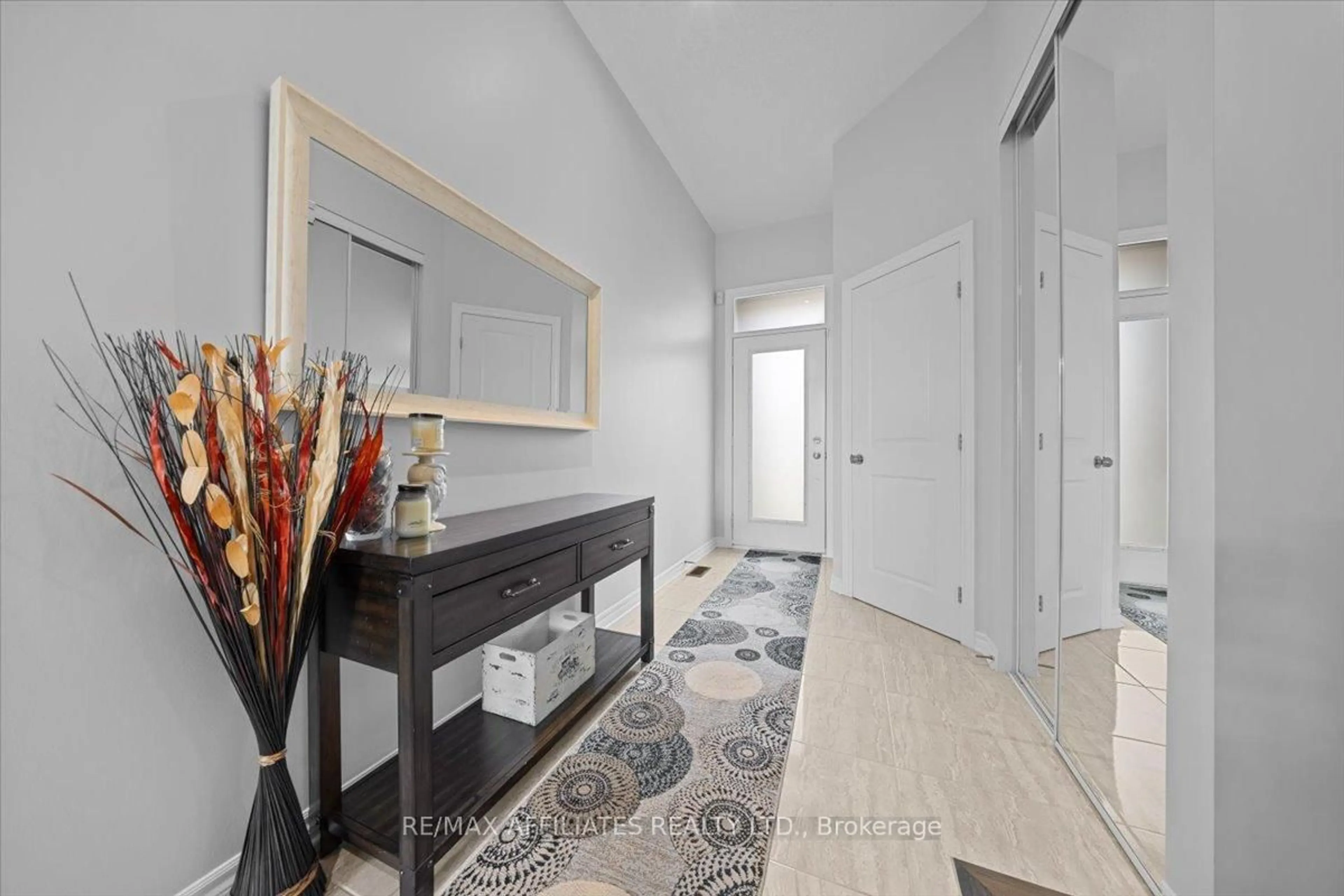Indoor entryway for 511 Earnscliffe Grve, Ottawa Ontario K4M 0C9