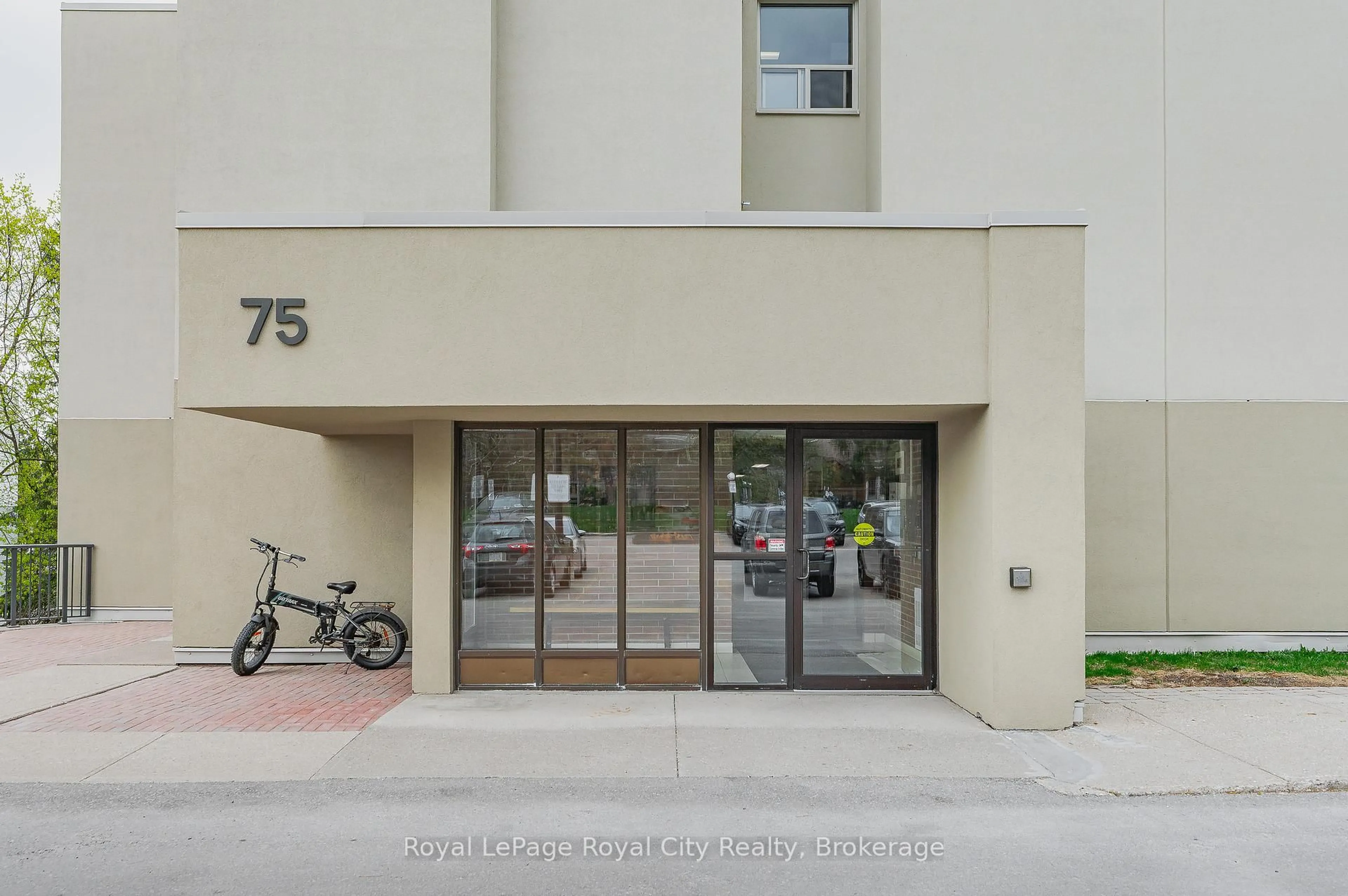 Indoor foyer for 75 Silvercreek Pkwy #208, Guelph Ontario N1H 7R9