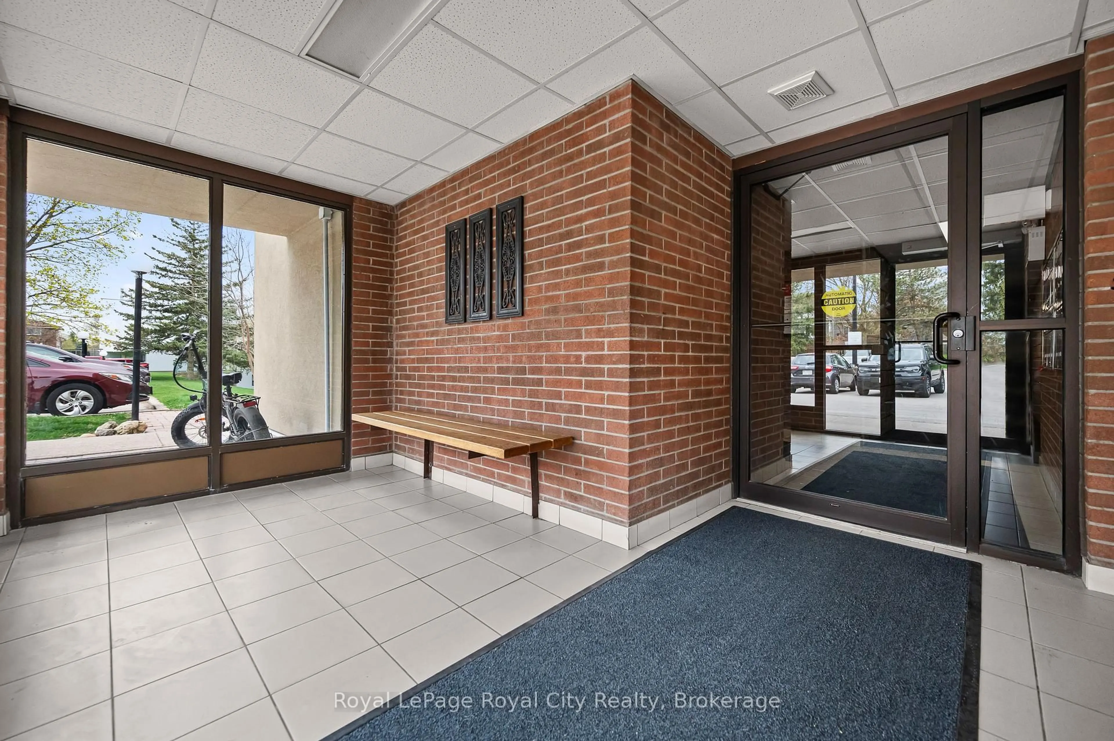 Indoor foyer for 75 Silvercreek Pkwy #208, Guelph Ontario N1H 7R9