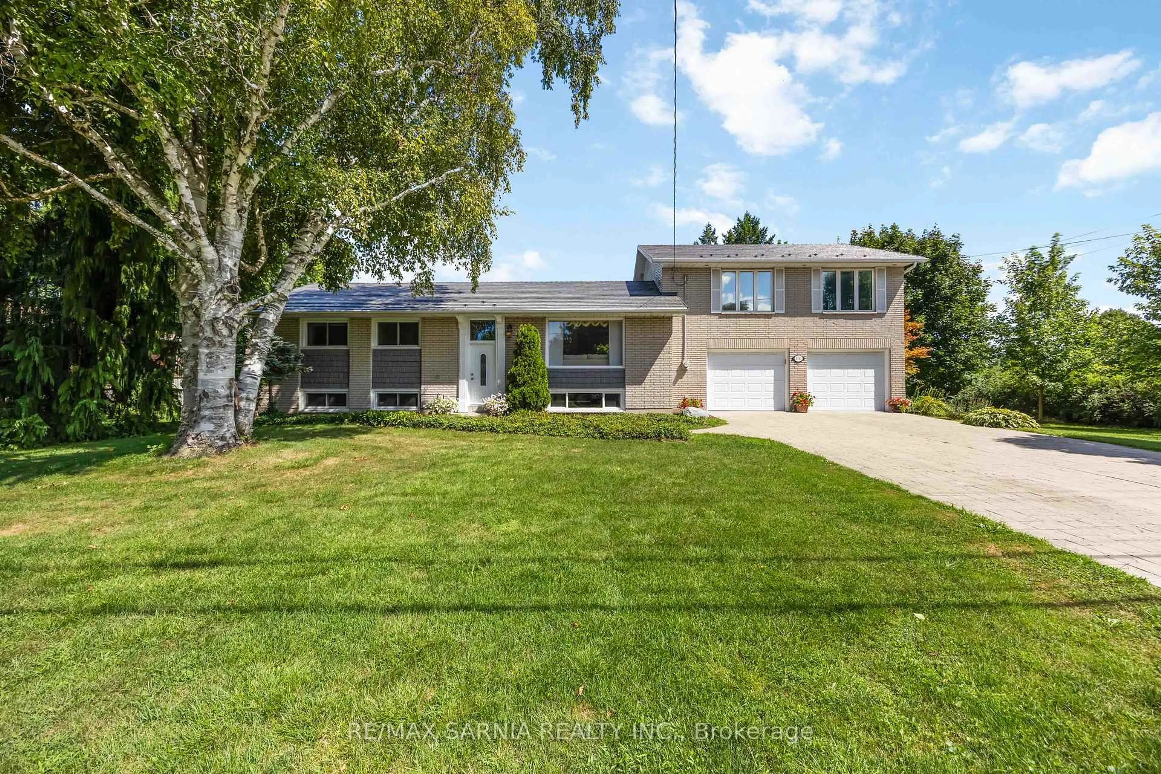 Home with vinyl exterior material, street for 1910 Kenwick St, Sarnia Ontario N0N 1C0