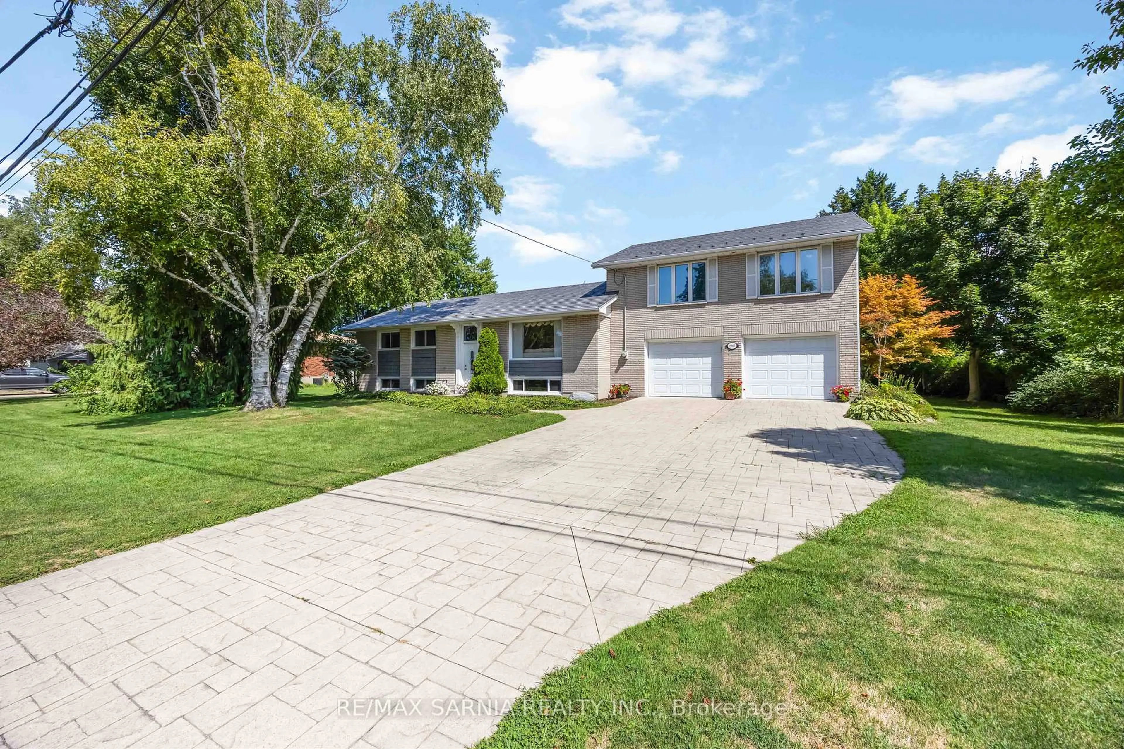 A pic from outside/outdoor area/front of a property/back of a property/a pic from drone, street for 1910 Kenwick St, Sarnia Ontario N0N 1C0