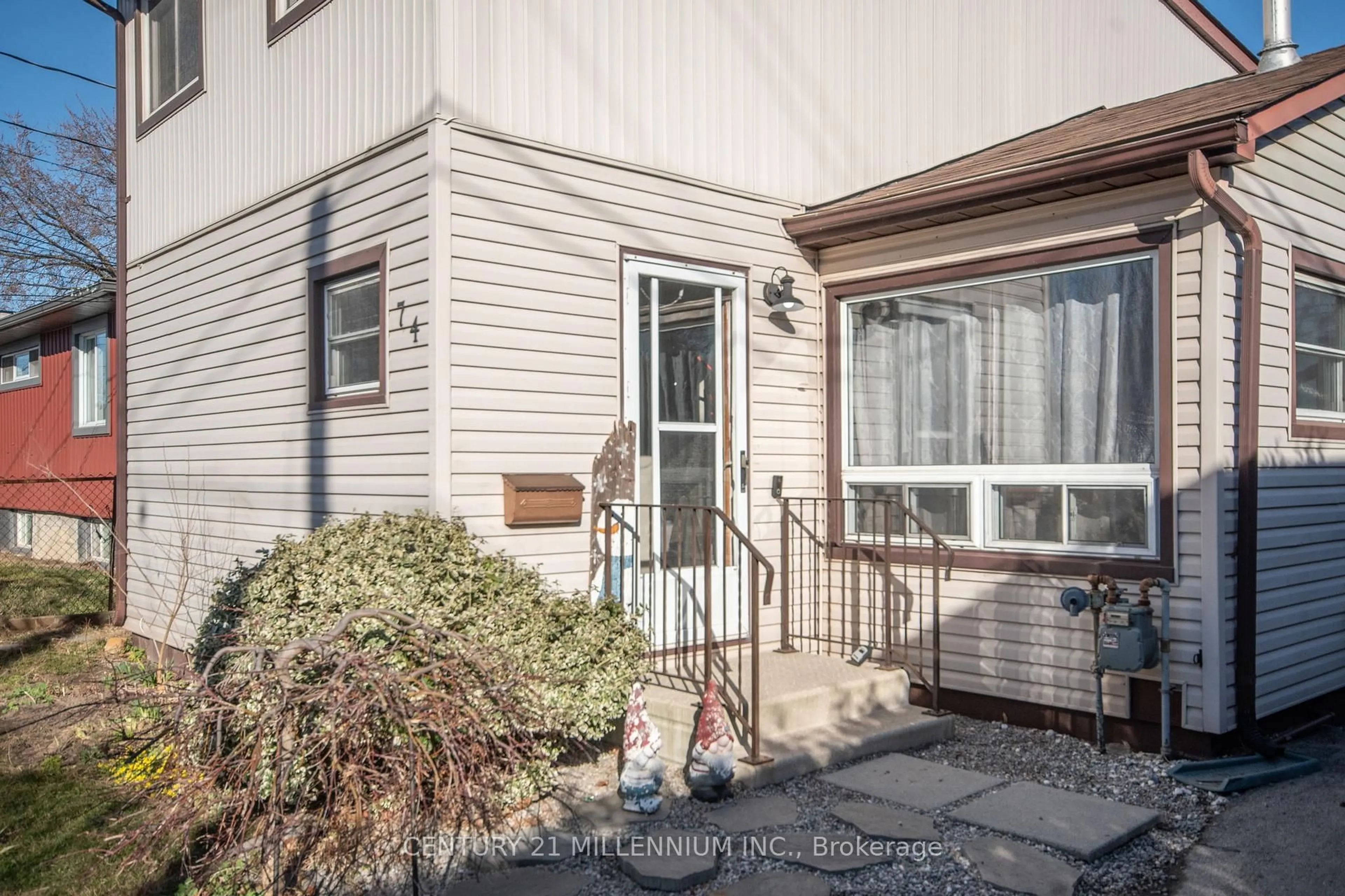 Indoor entryway for 74 Pinelands Ave, Hamilton Ontario L8E 3A9