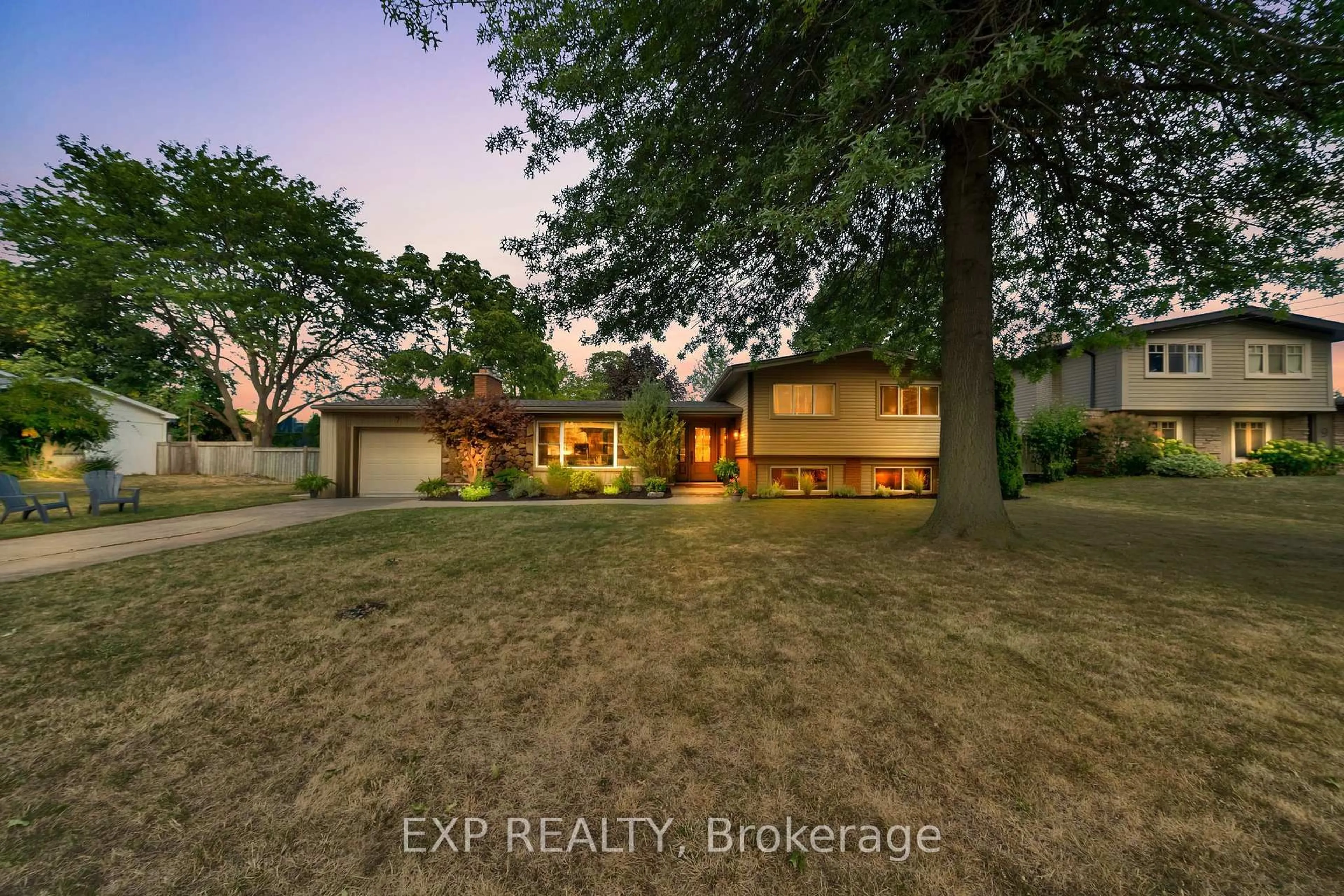 A pic from outside/outdoor area/front of a property/back of a property/a pic from drone, street for 7 Redwood Dr, Grimsby Ontario L3M 1E6