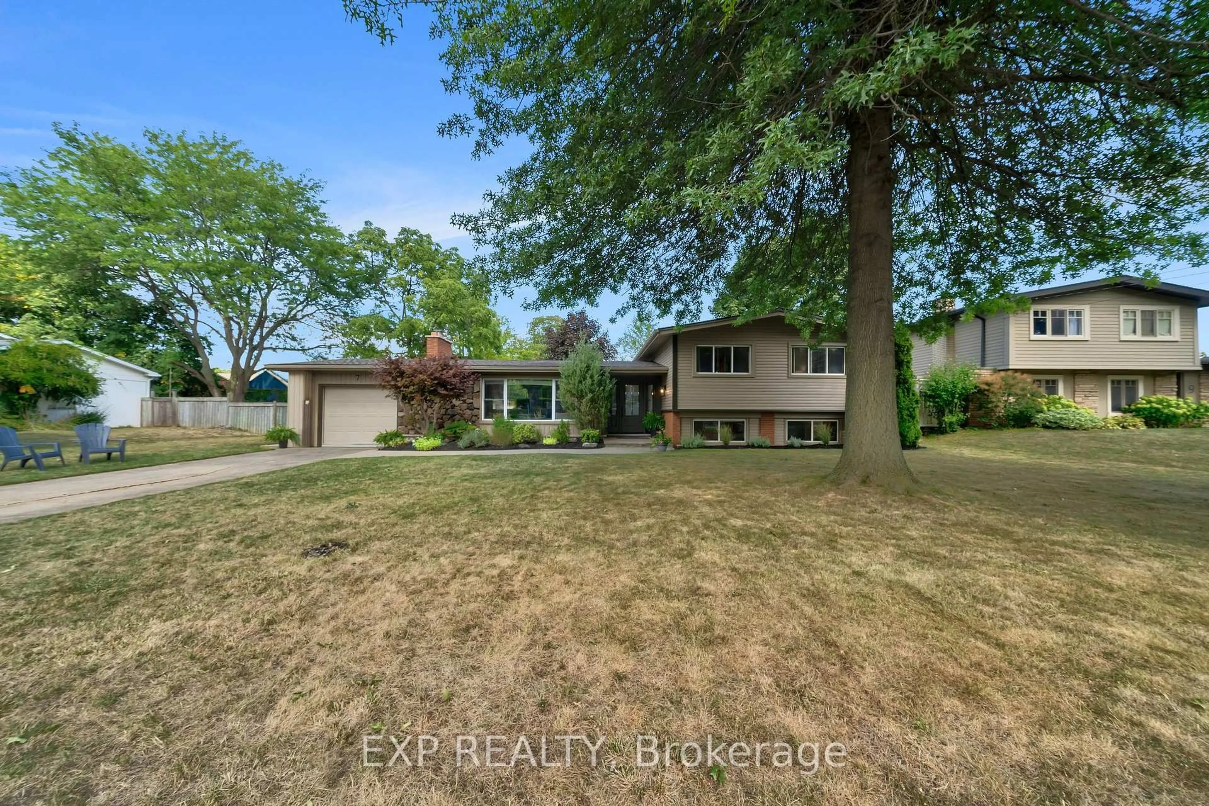 A pic from outside/outdoor area/front of a property/back of a property/a pic from drone, street for 7 Redwood Dr, Grimsby Ontario L3M 1E6