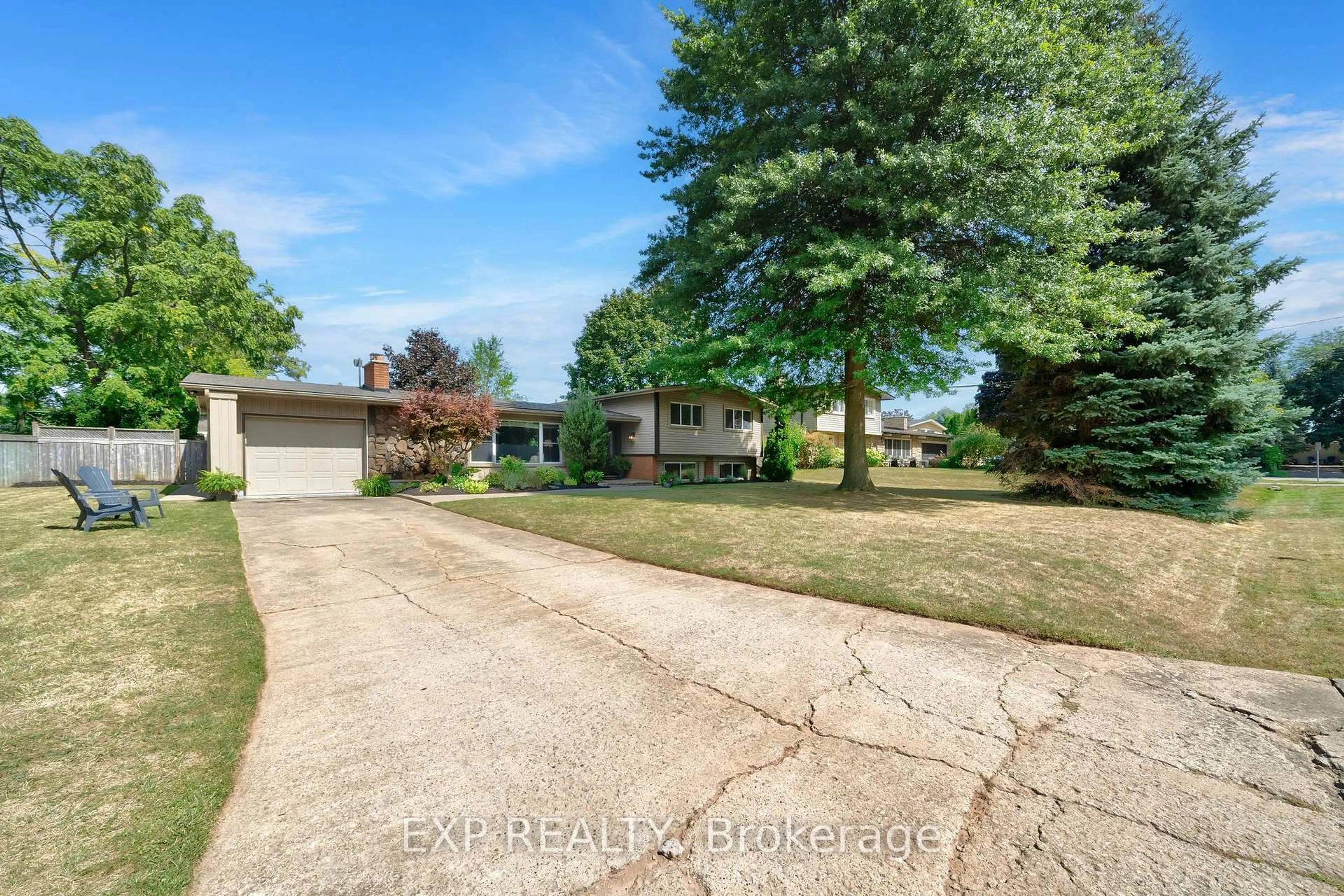 A pic from outside/outdoor area/front of a property/back of a property/a pic from drone, street for 7 Redwood Dr, Grimsby Ontario L3M 1E6