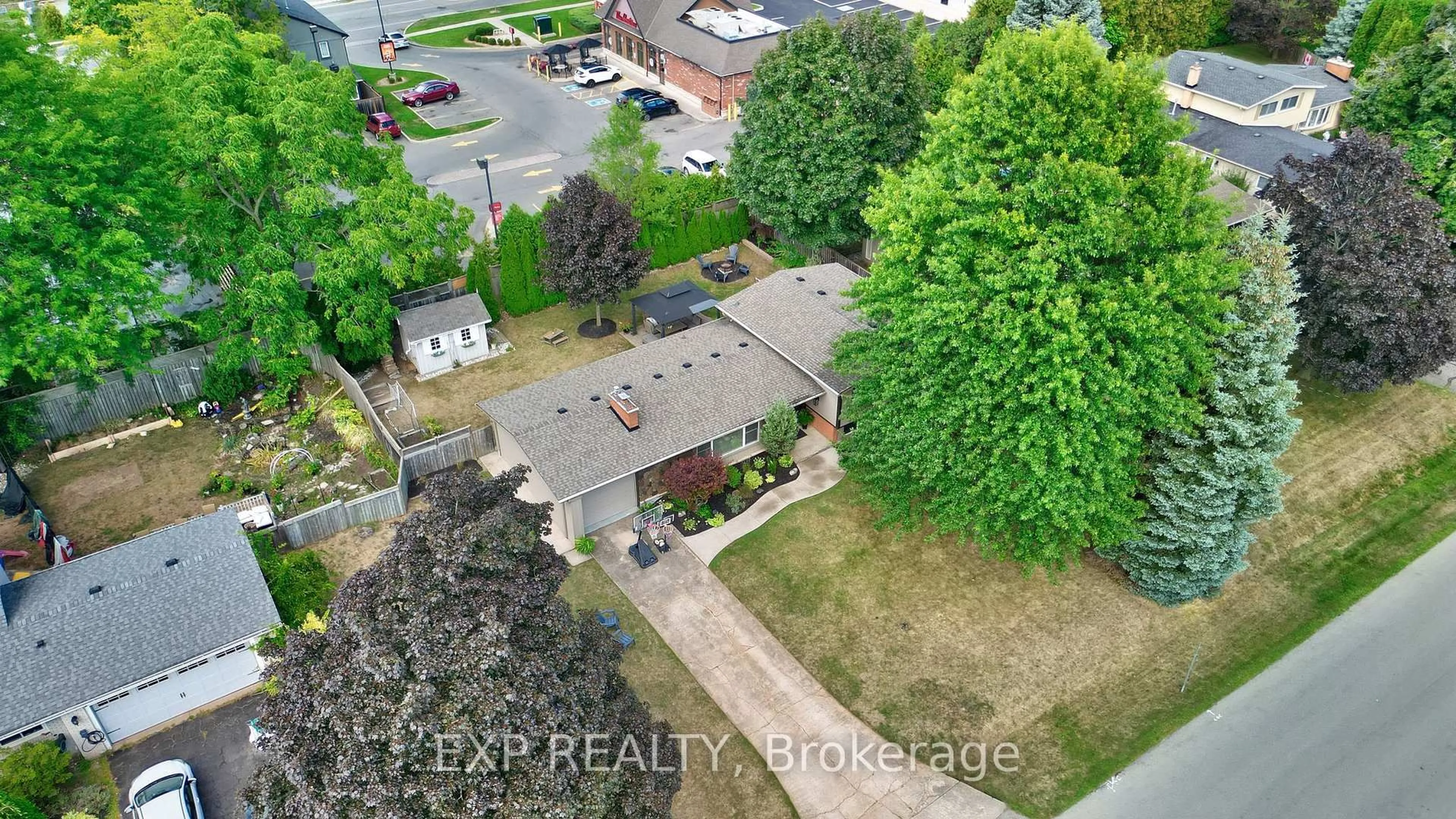 A pic from outside/outdoor area/front of a property/back of a property/a pic from drone, street for 7 Redwood Dr, Grimsby Ontario L3M 1E6