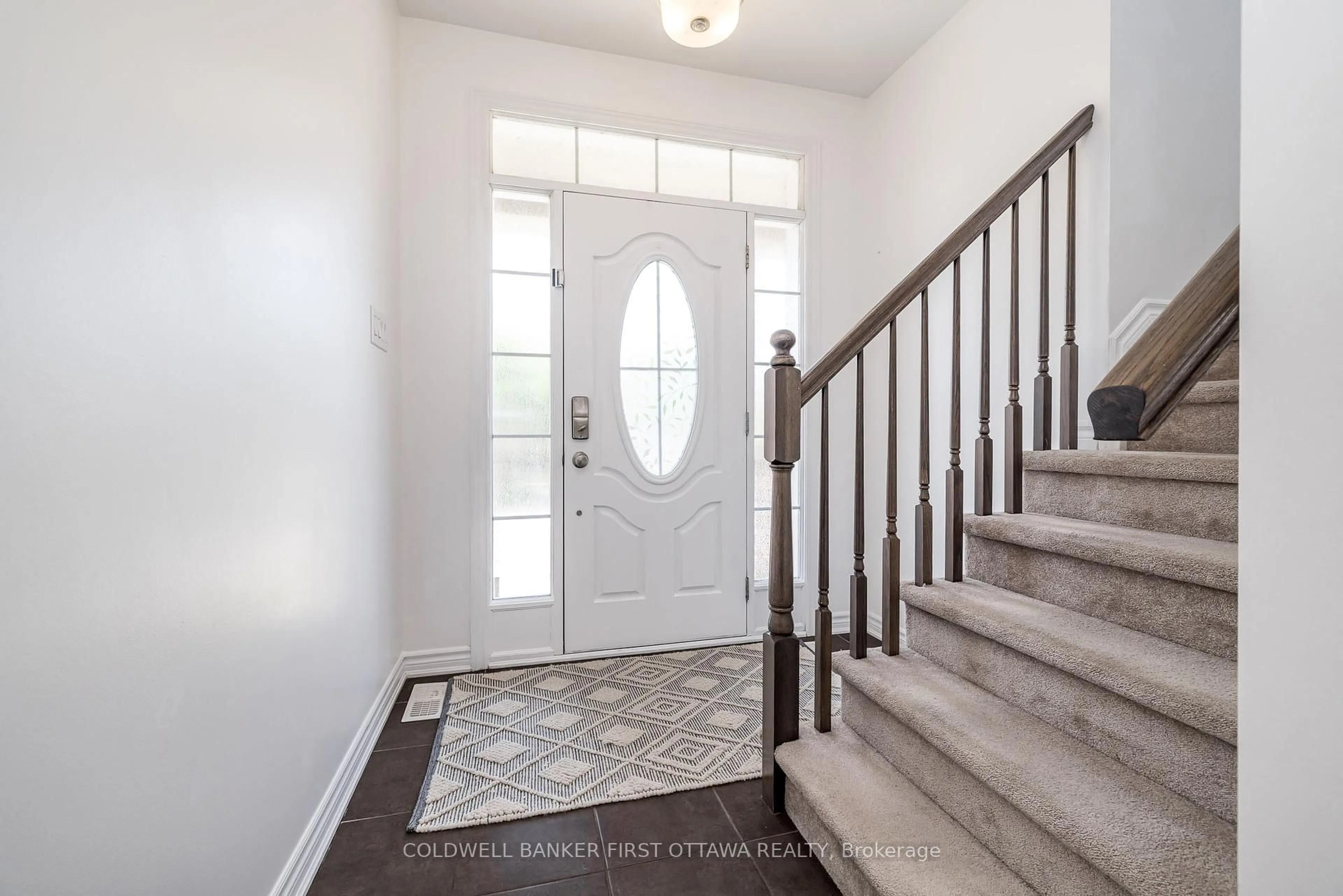 Indoor entryway for 170 FLOWING CREEK Circ, Ottawa Ontario K2M 0K2