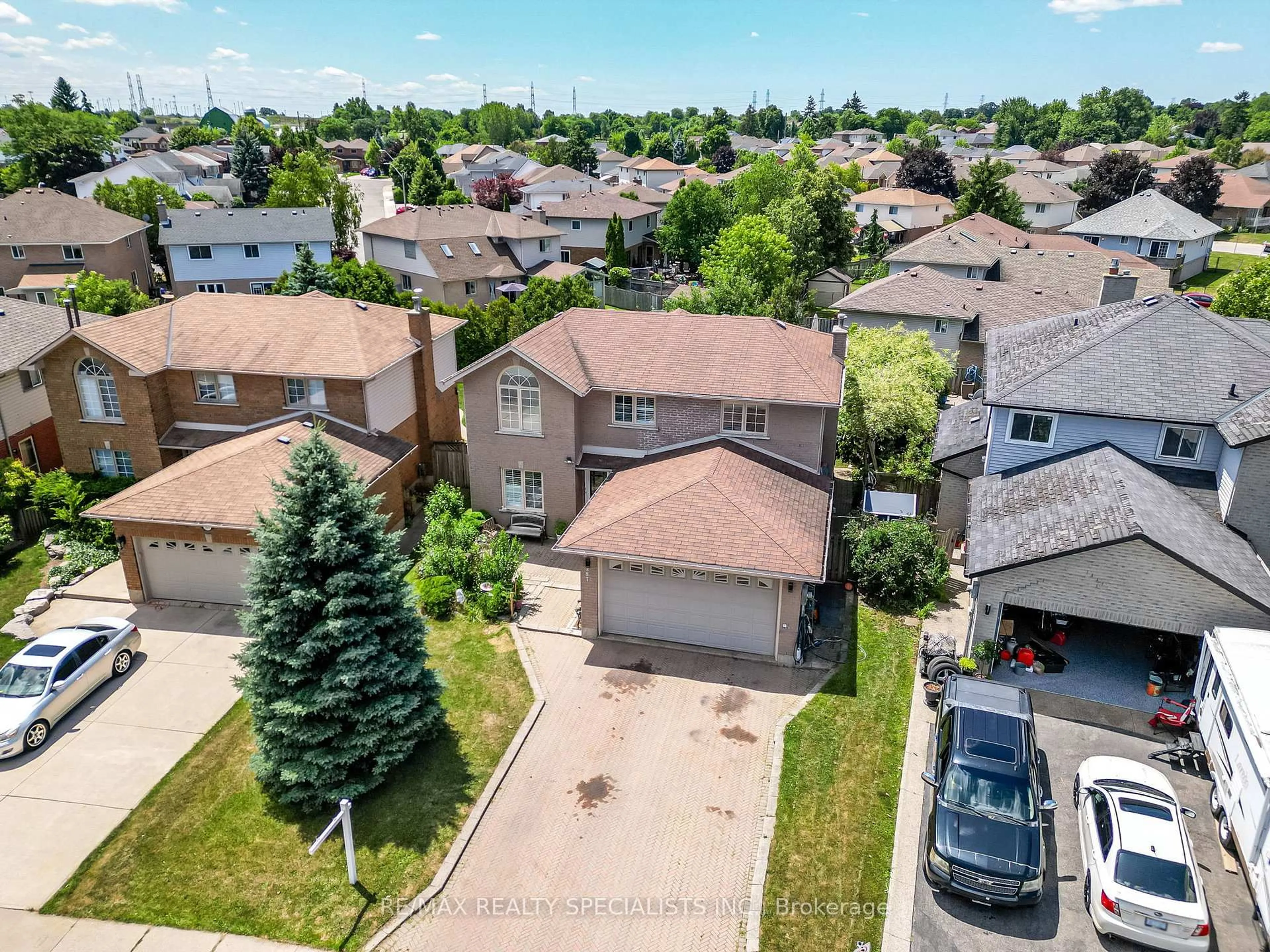 A pic from outside/outdoor area/front of a property/back of a property/a pic from drone, street for 287 Brigade Dr, Hamilton Ontario L9B 2G1