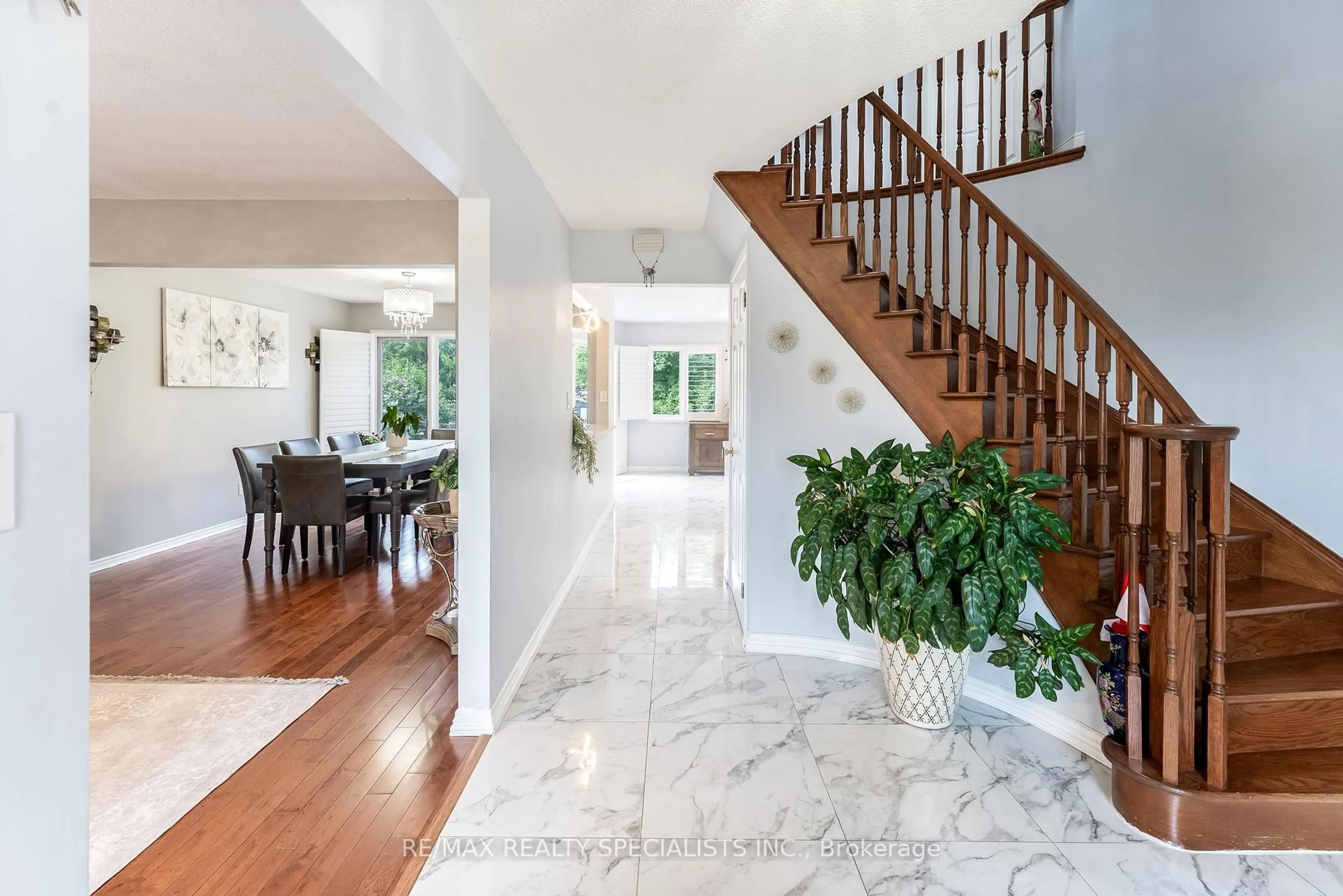 Indoor entryway for 287 Brigade Dr, Hamilton Ontario L9B 2G1