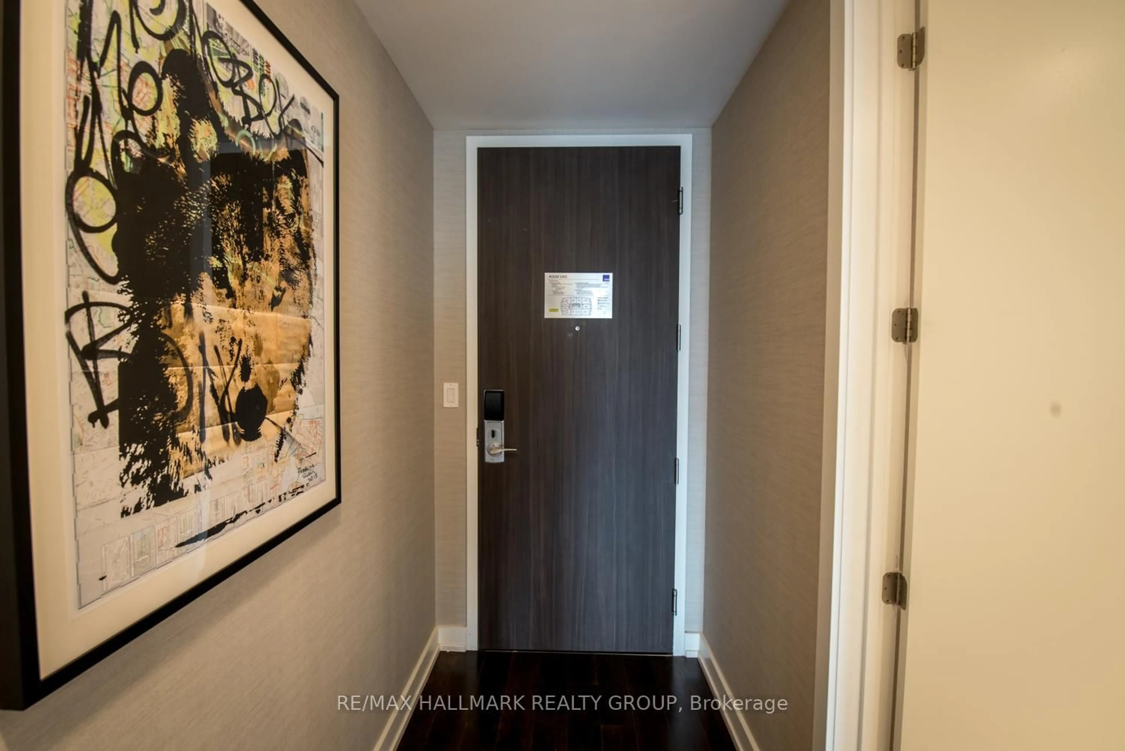 Indoor entryway for 111 Champagne Ave #1402, Ottawa Ontario K1S 5V3