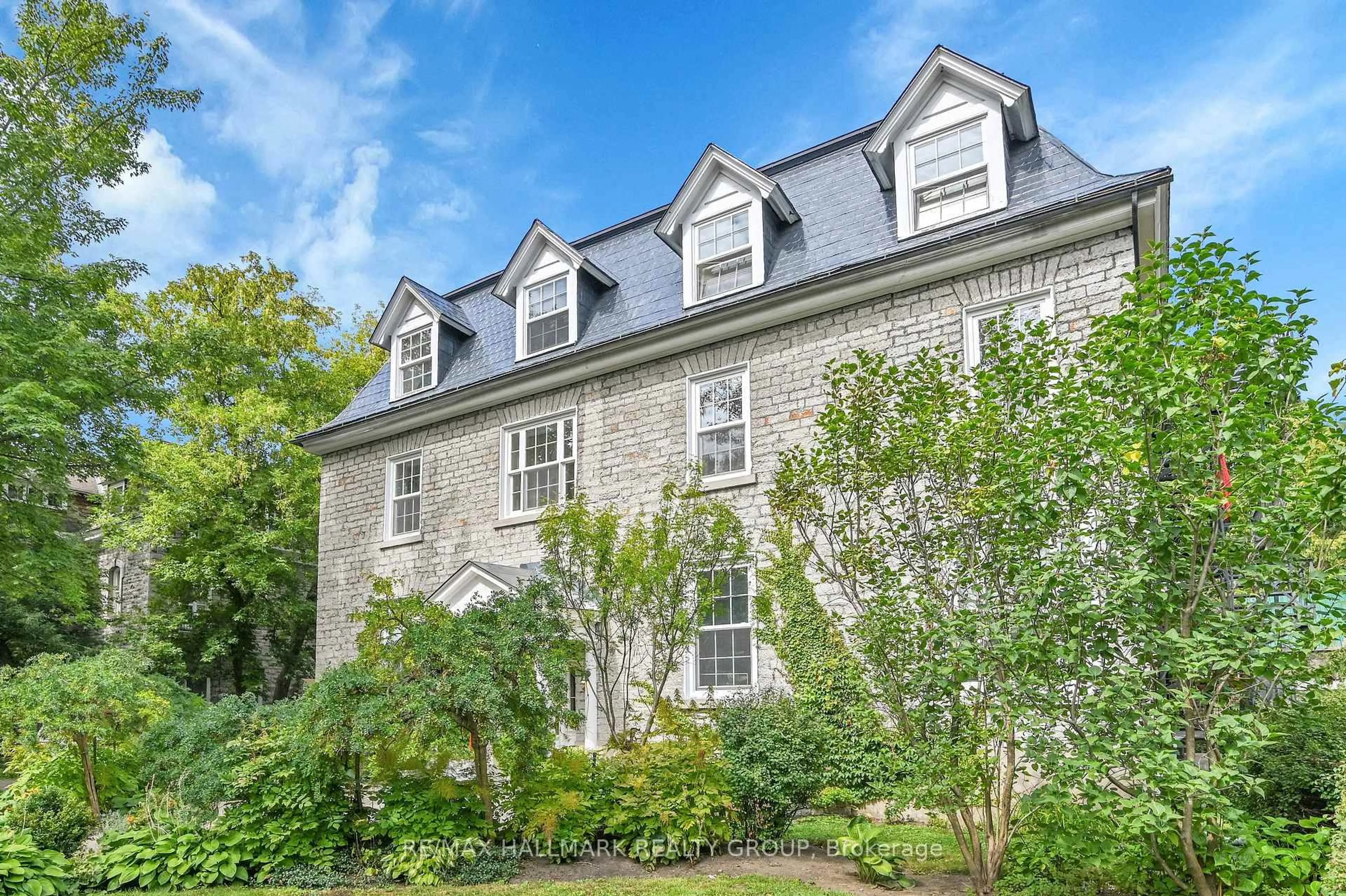 Home with brick exterior material, building for 315 Daly Ave #5, Ottawa Ontario K1N 6G6