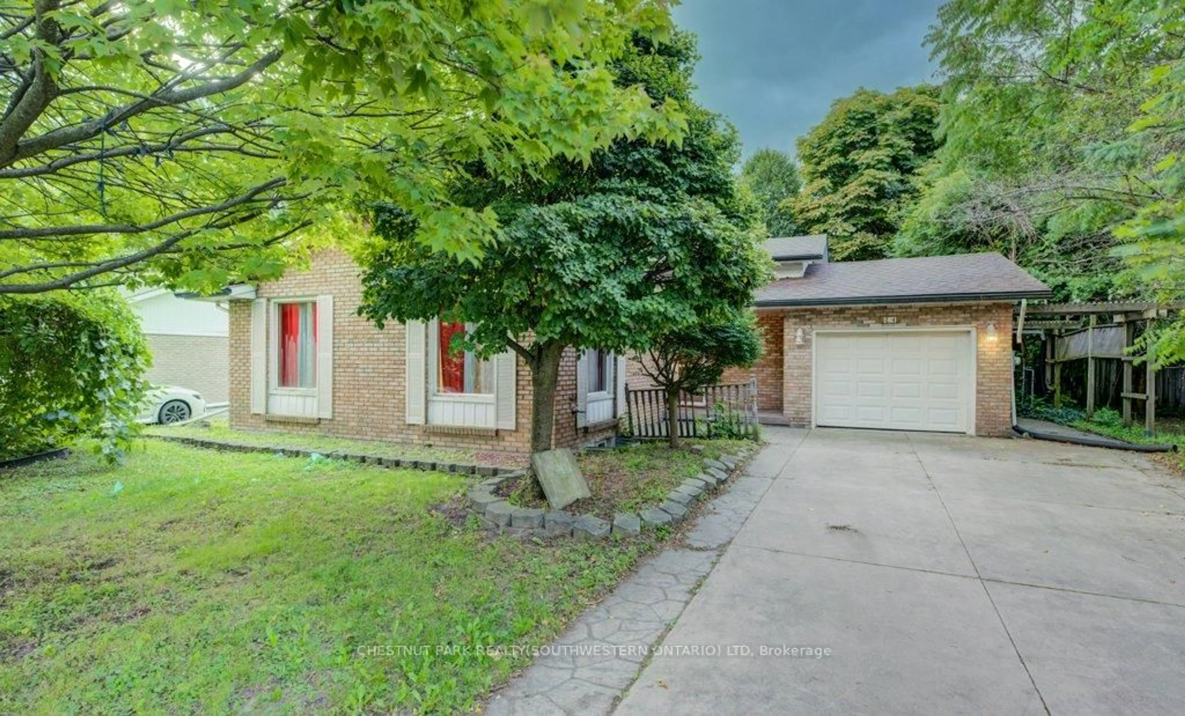 A pic from outside/outdoor area/front of a property/back of a property/a pic from drone, street for 24 McGill St, Welland Ontario L3C 3L3
