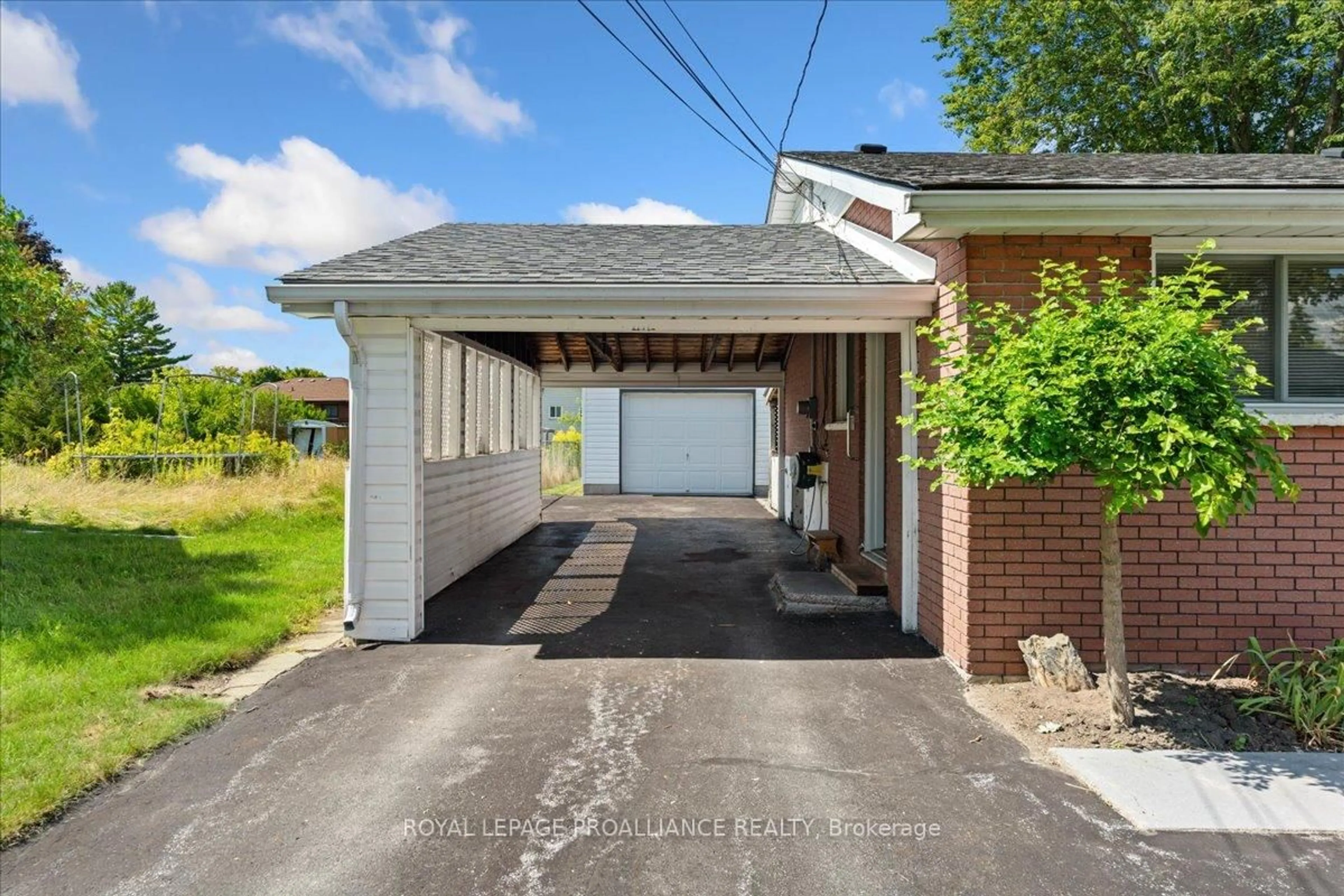 Indoor garage for 106 Lemoine St, Belleville Ontario K8P 4H1