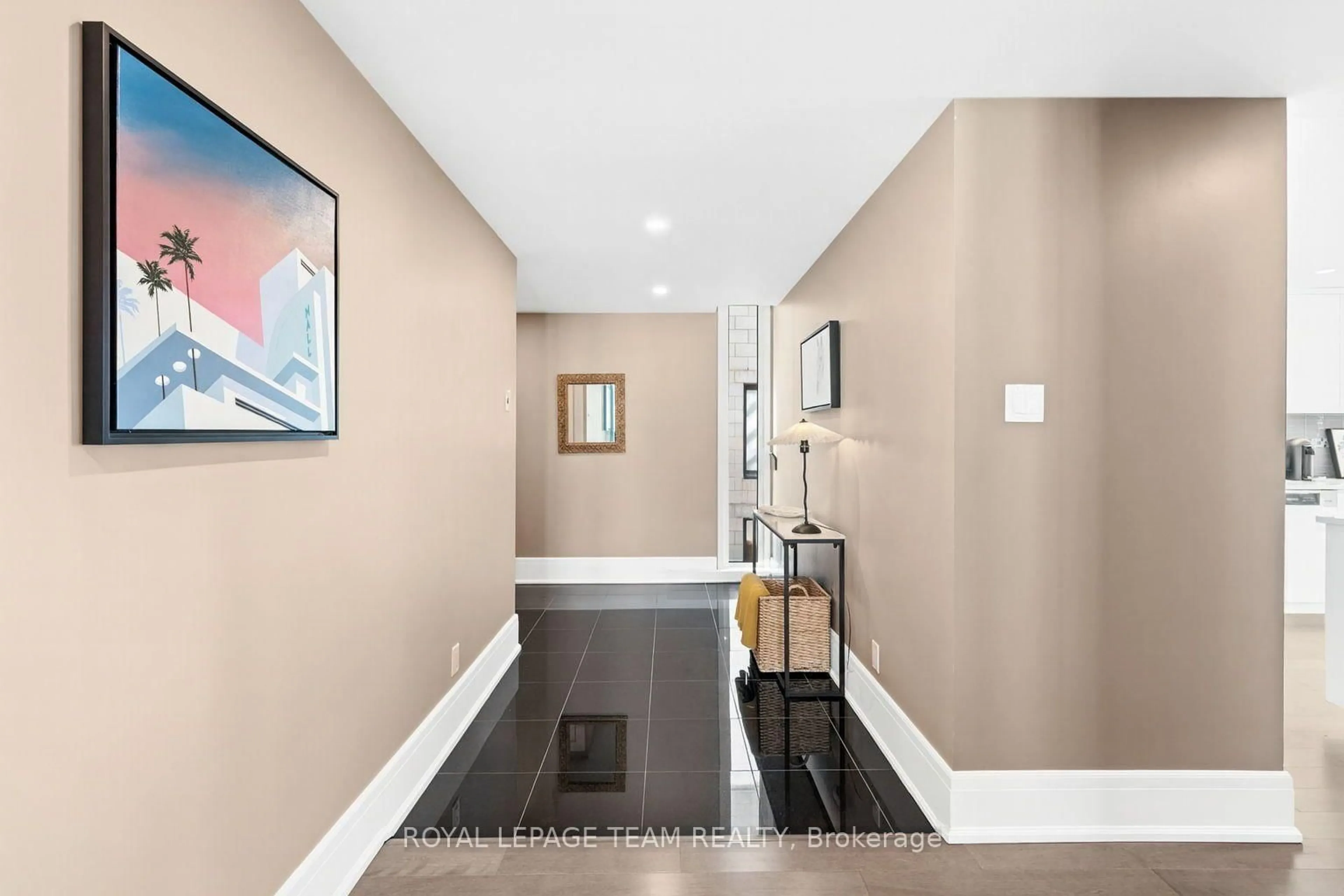 Indoor entryway for 700 Sussex Dr #G207, Ottawa Ontario K1N 1K4