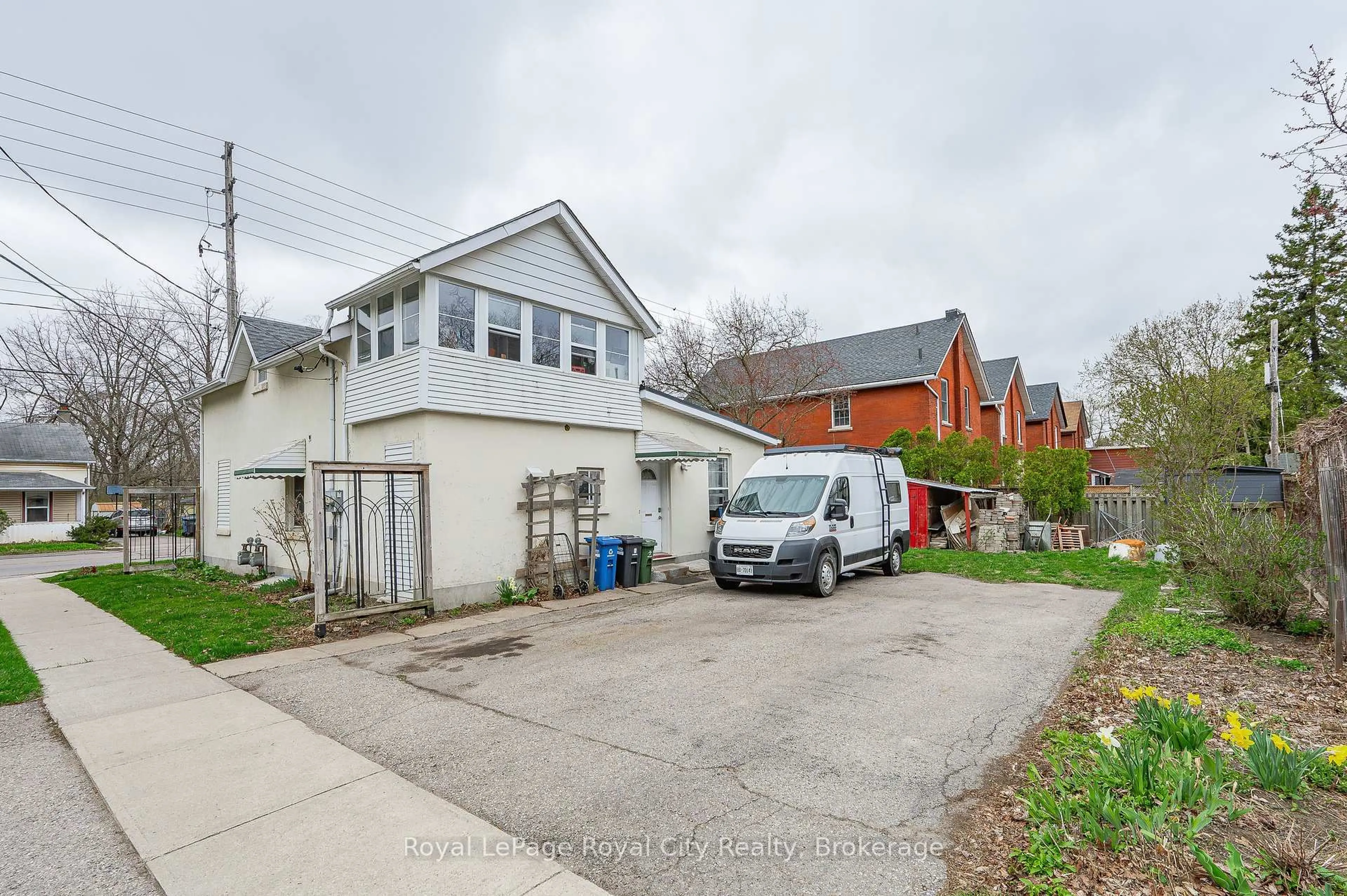 A pic from outside/outdoor area/front of a property/back of a property/a pic from drone, street for 81 Edinburgh Rd, Guelph Ontario N1H 5R2