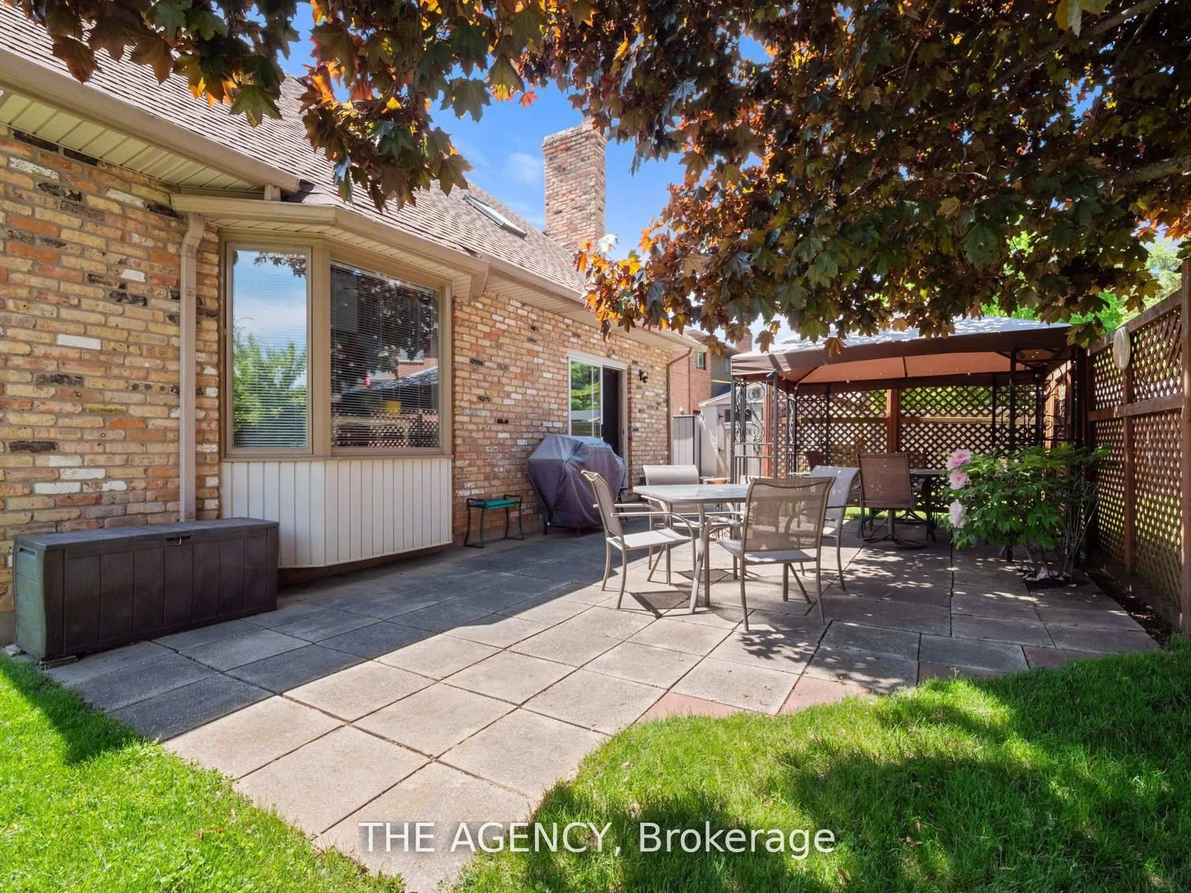 Patio, street for 106 Spruceside Cres, Pelham Ontario L0S 1E0