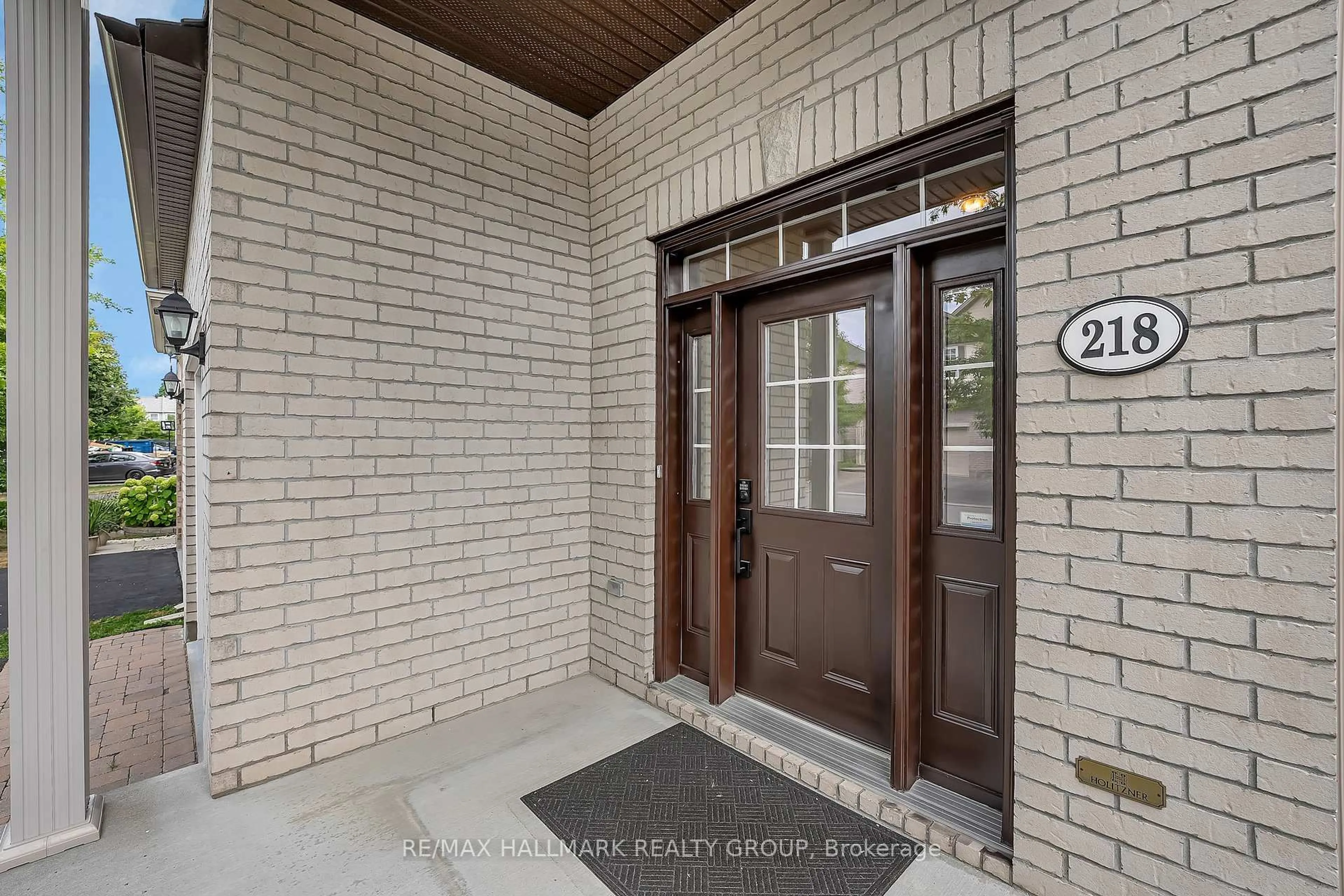 Indoor entryway for 218 Harthill Way, Ottawa Ontario K2J 0P2