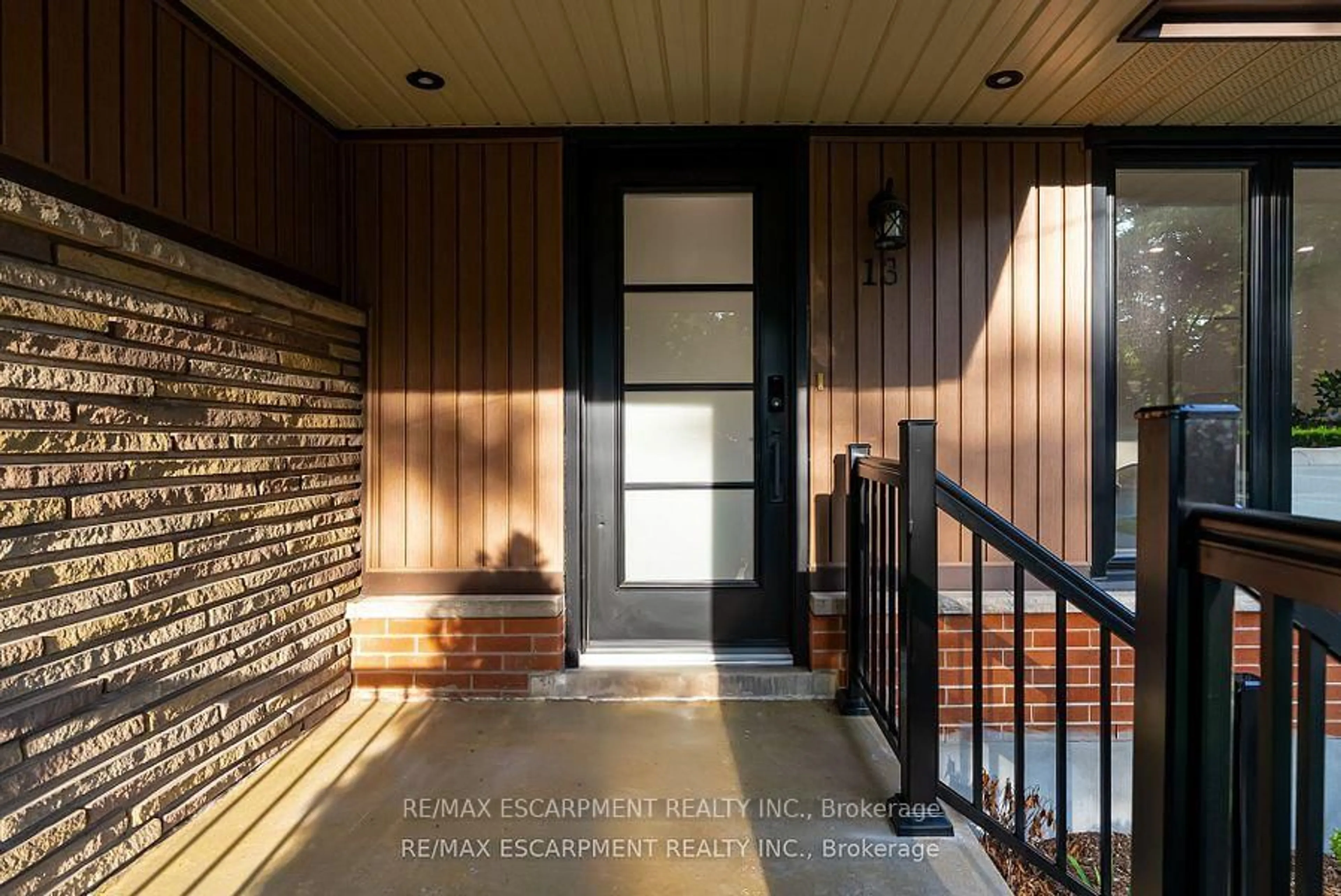 Indoor entryway for 13 Skyland Dr, Hamilton Ontario L9A 3B9