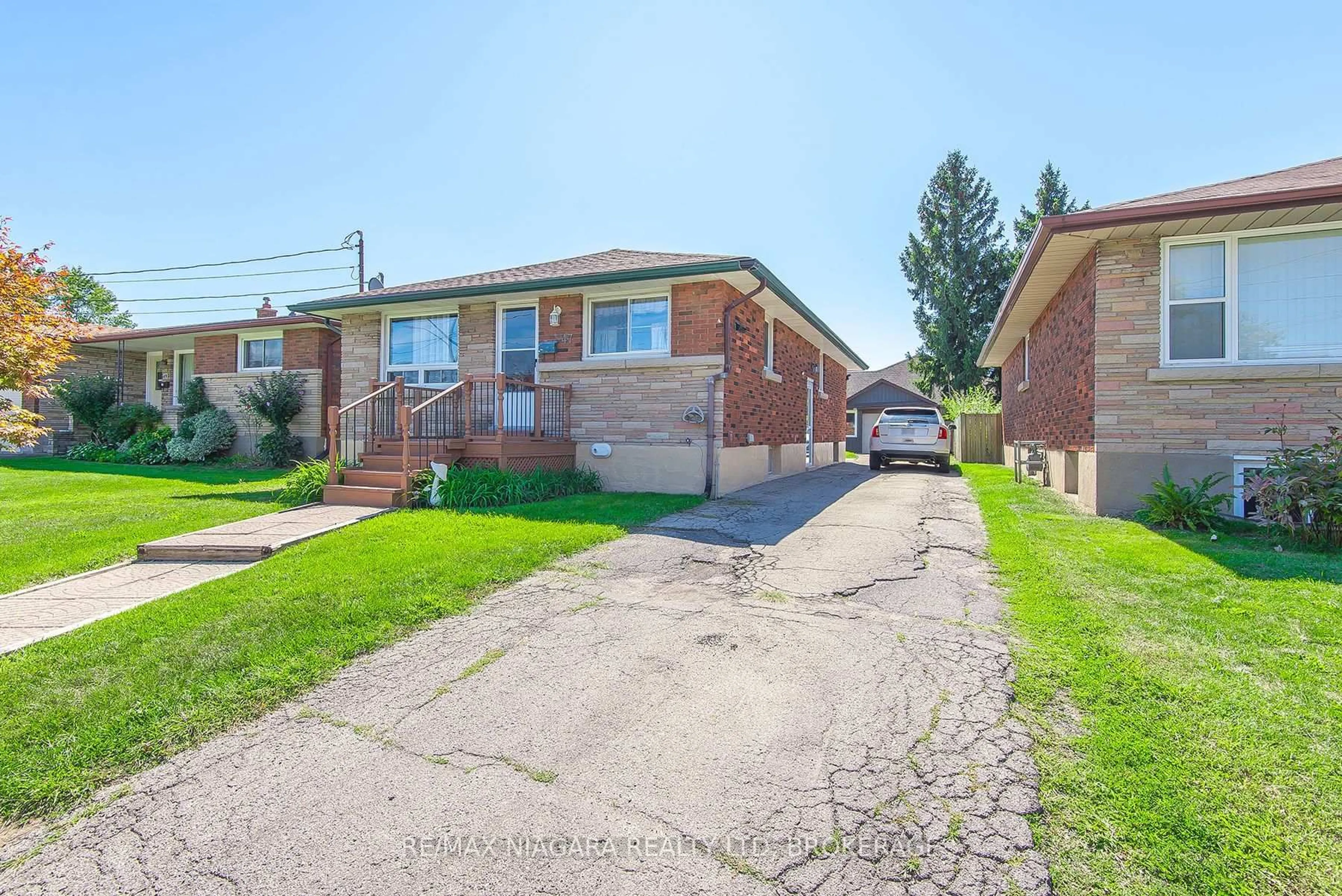 A pic from outside/outdoor area/front of a property/back of a property/a pic from drone, street for 47 Lincoln St, Welland Ontario L3C 5H9