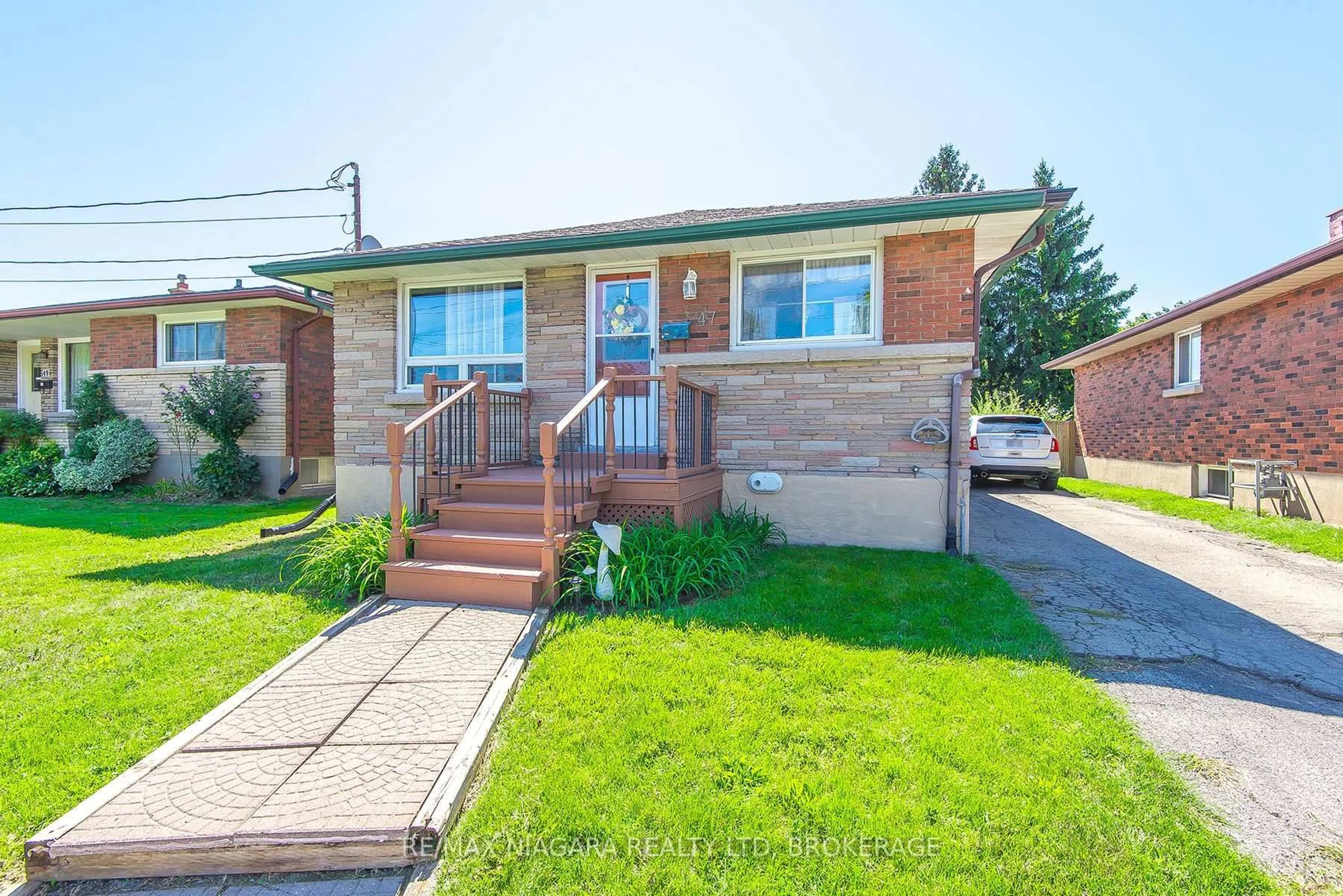 Home with brick exterior material, street for 47 Lincoln St, Welland Ontario L3C 5H9
