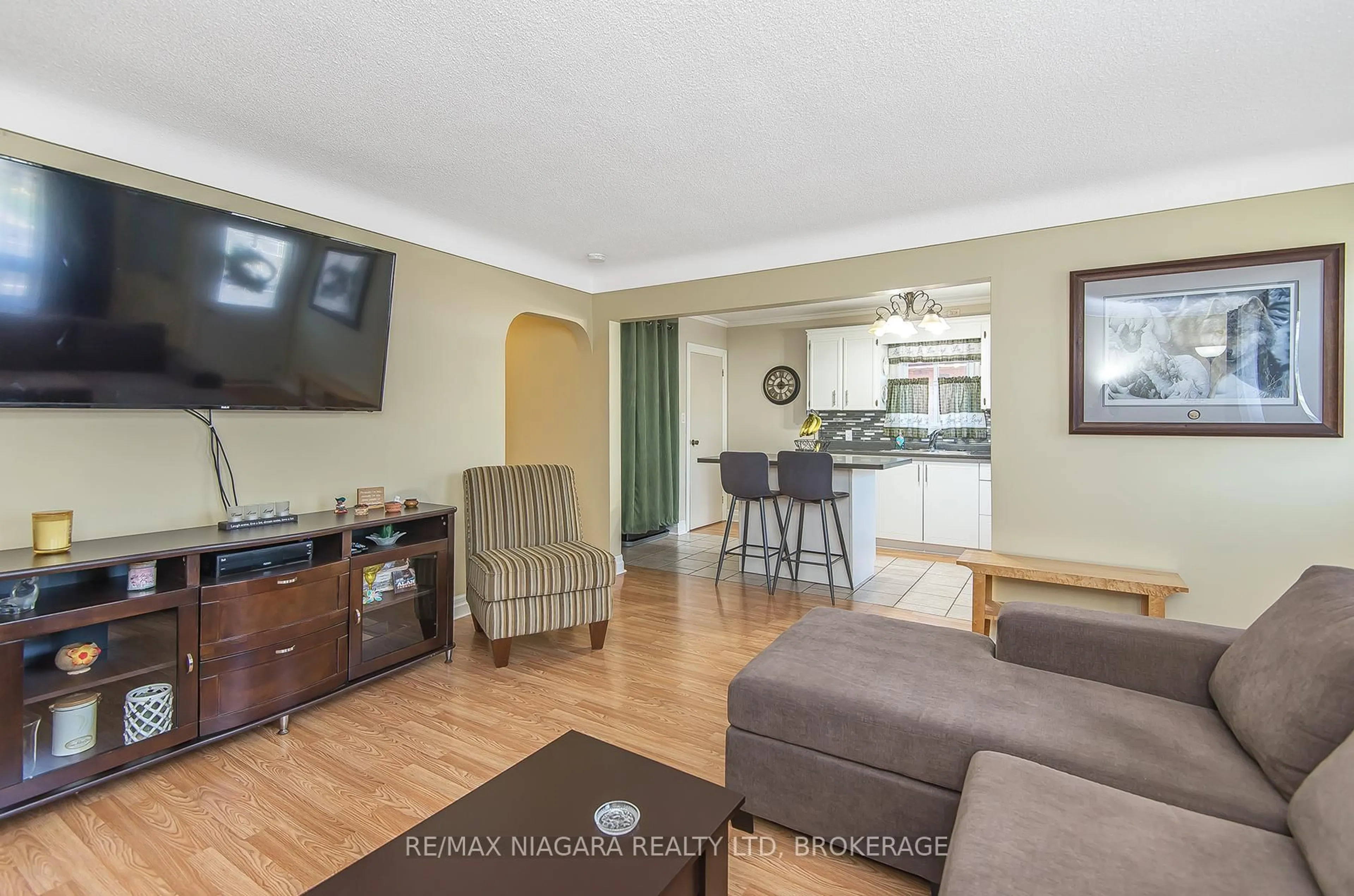 Living room with furniture, unknown for 47 Lincoln St, Welland Ontario L3C 5H9