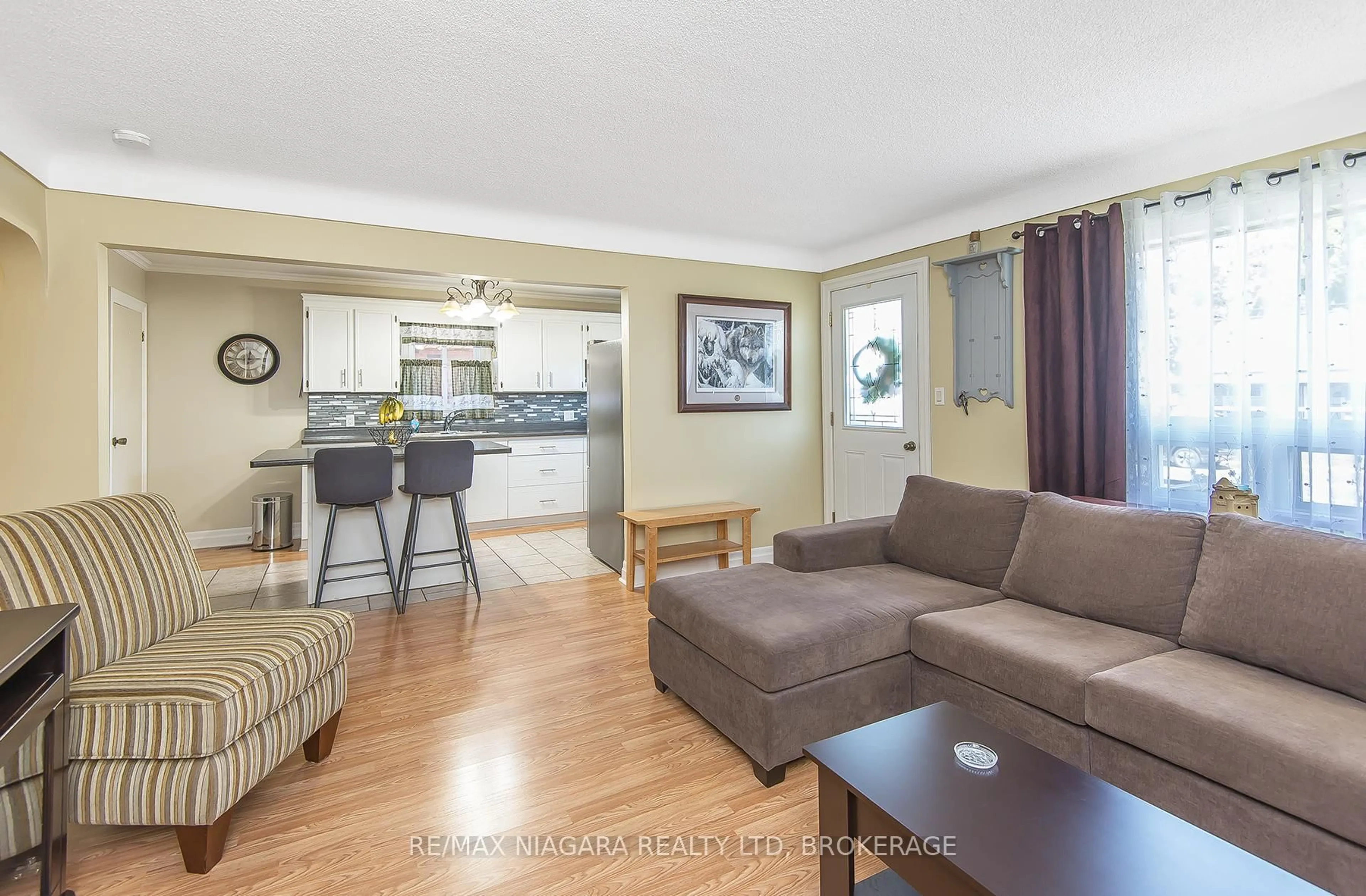 Living room with furniture, wood/laminate floor for 47 Lincoln St, Welland Ontario L3C 5H9