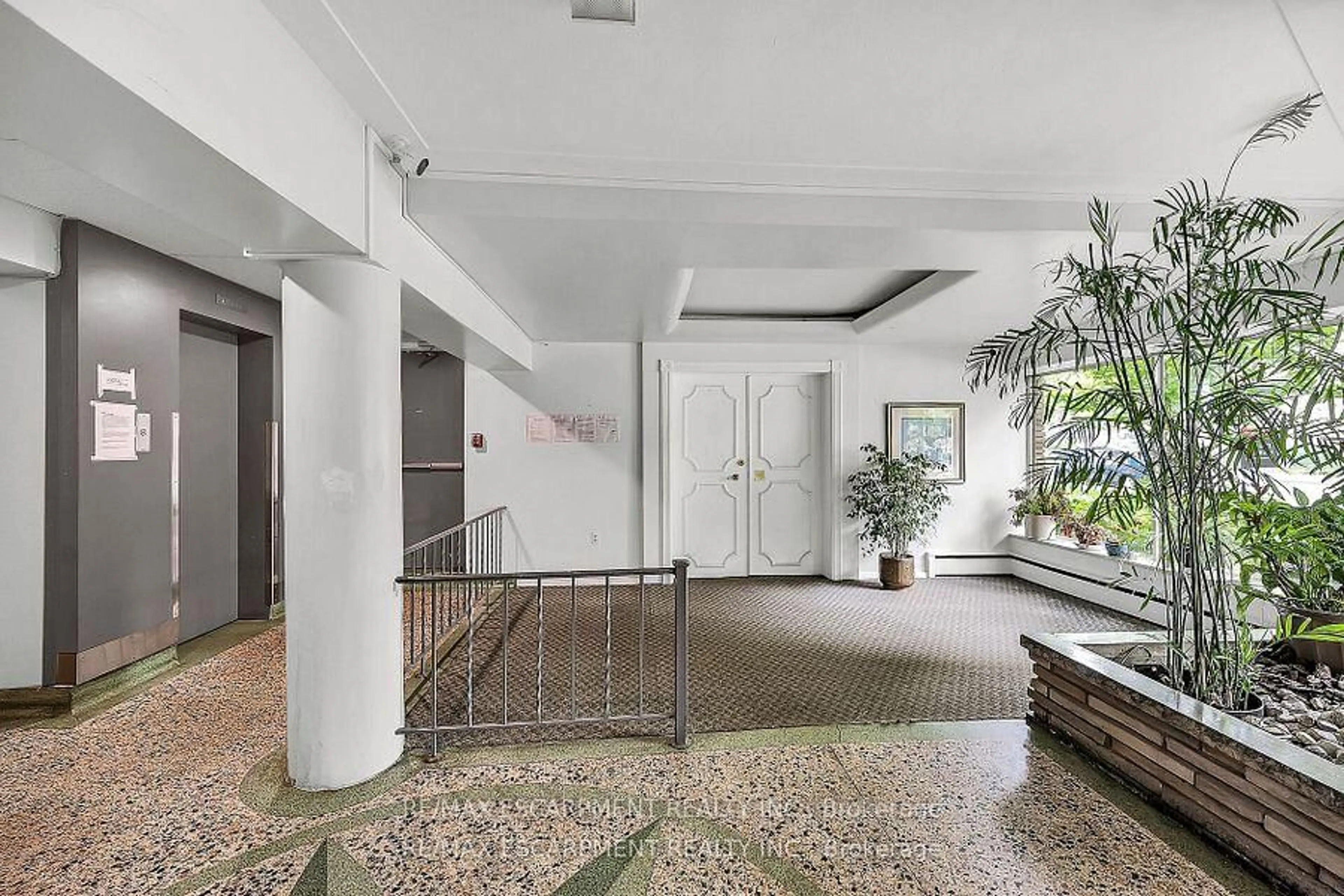 Indoor foyer for 40 Robinson St #208, Hamilton Ontario L8P 1Y9