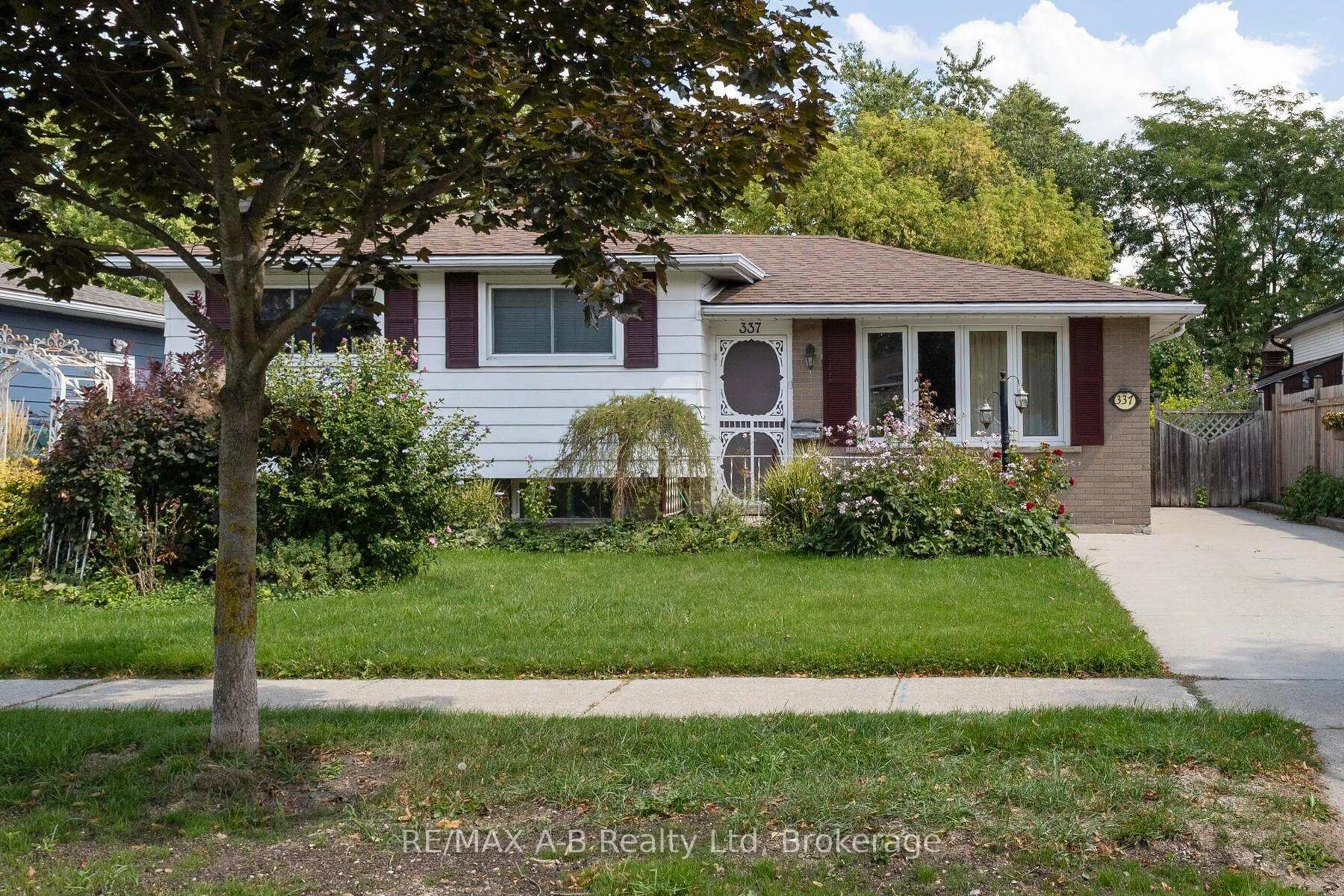 Home with vinyl exterior material, street for 337 Willow St, Stratford Ontario N5A 3B8