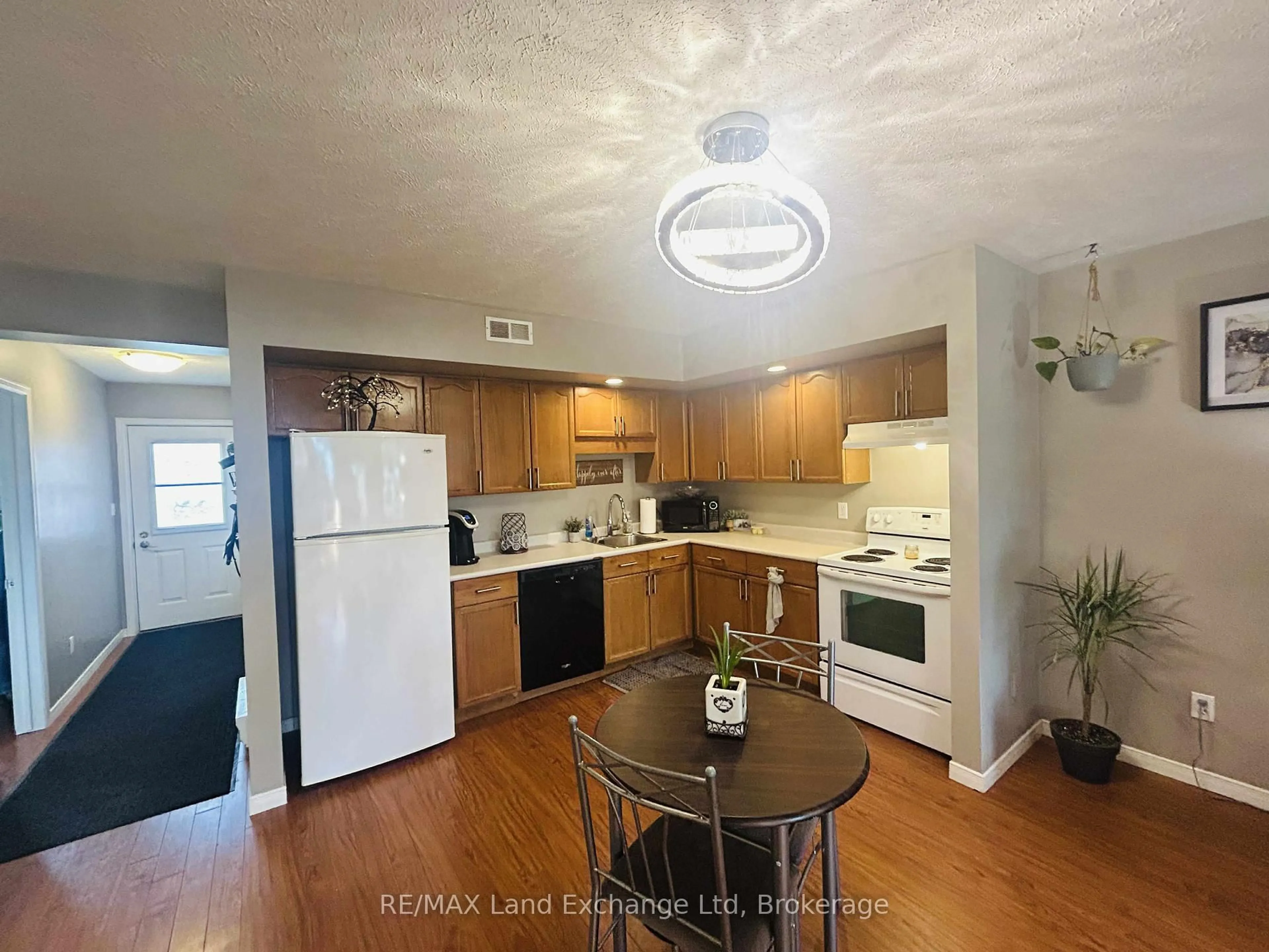 Standard kitchen, unknown for 1028 Ann St #10, Howick Ontario N0G 2X0