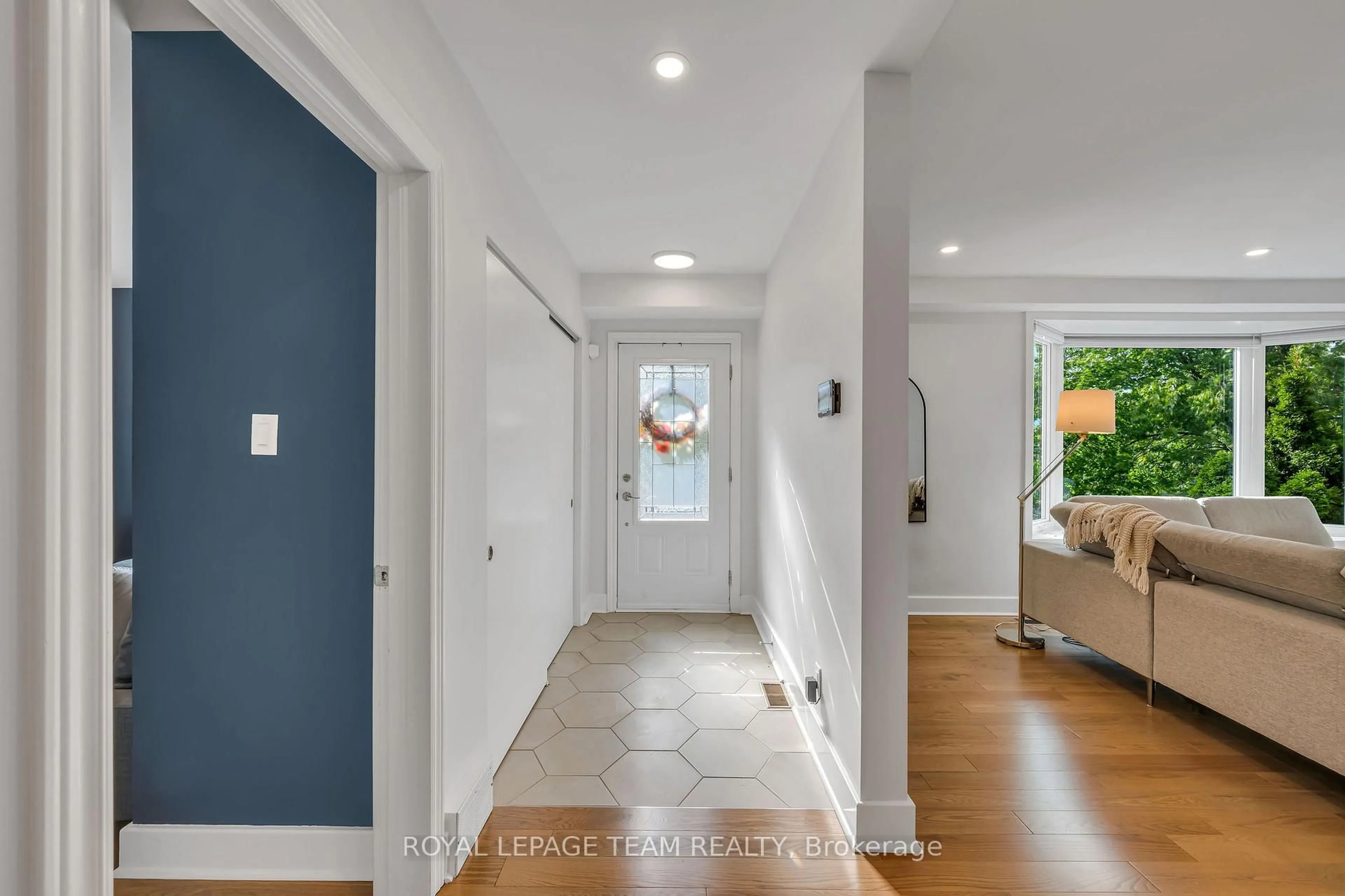 Indoor entryway for 2233 BEAVER Ave, Ottawa Ontario K1H 7W3