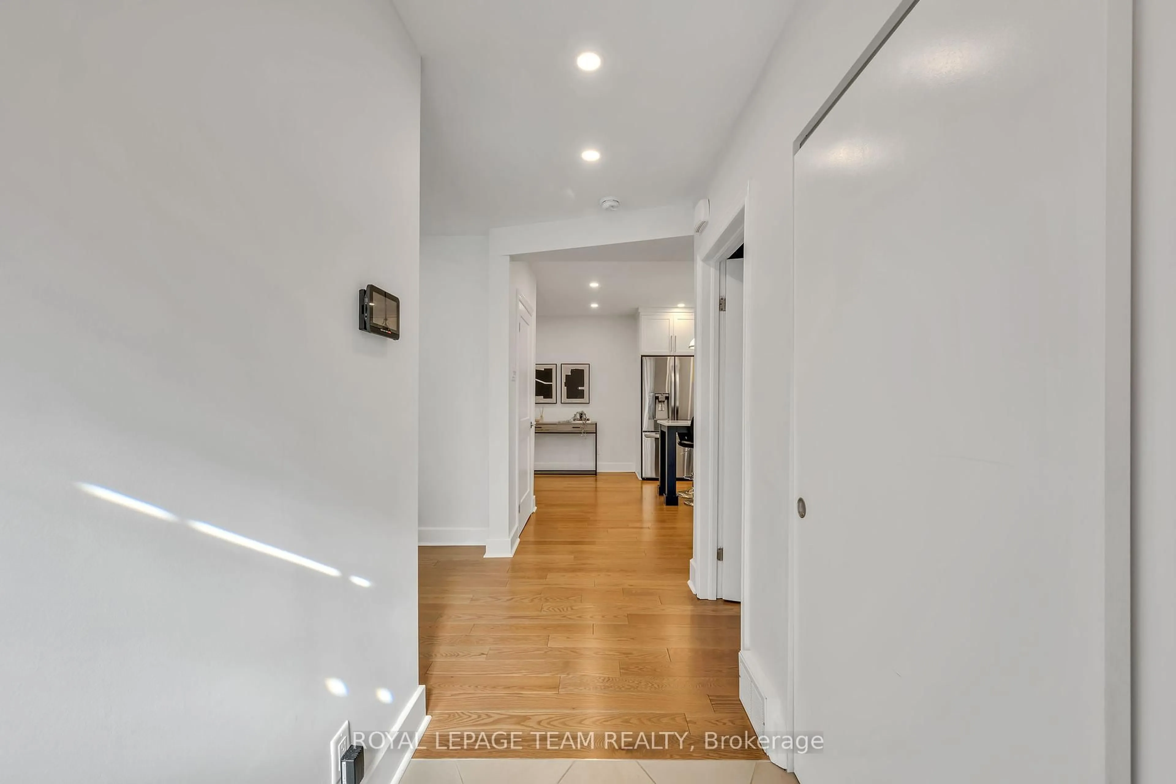 Indoor foyer for 2233 BEAVER Ave, Ottawa Ontario K1H 7W3