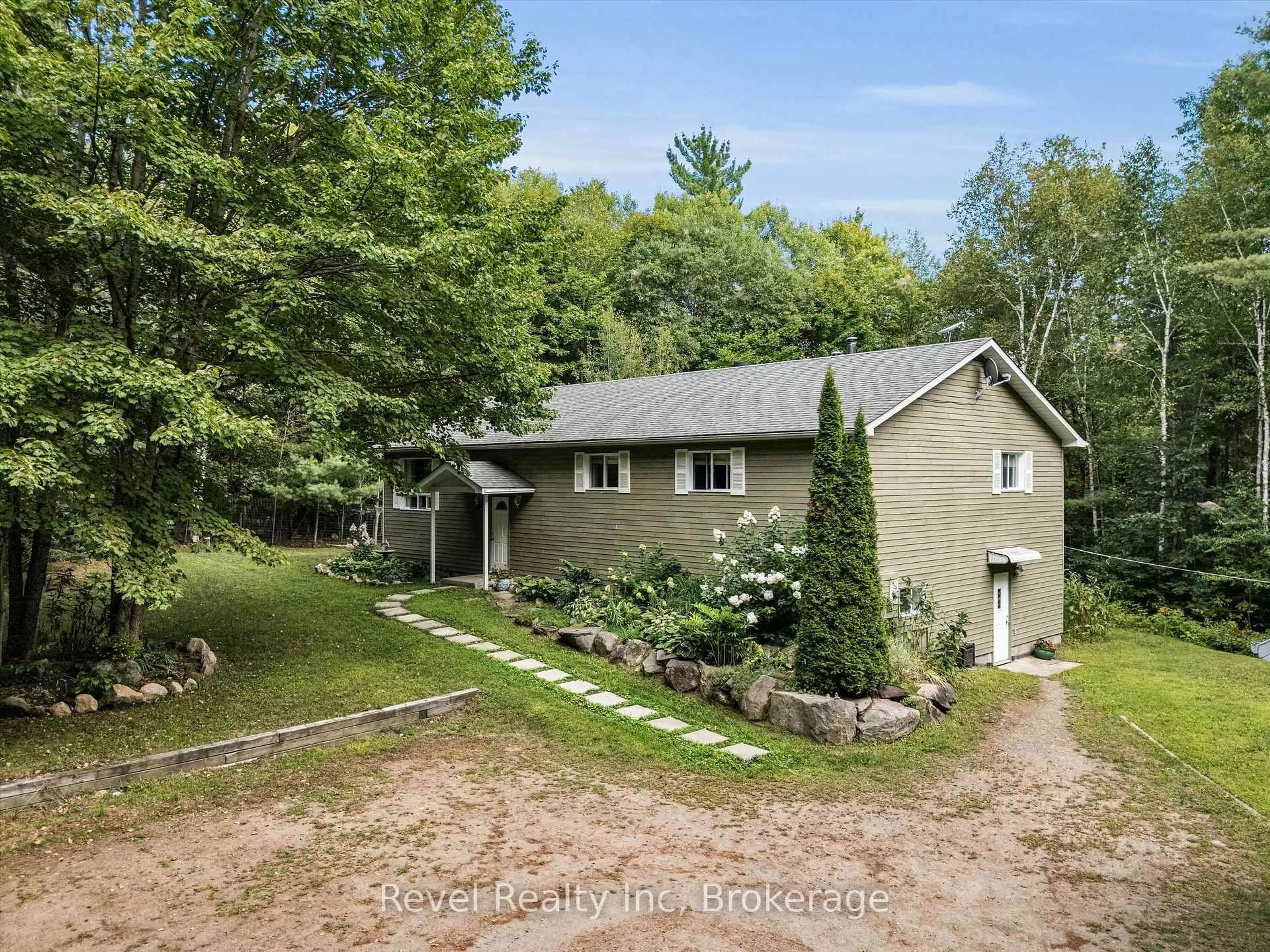 A pic from outside/outdoor area/front of a property/back of a property/a pic from drone, unknown for 1326 Echo Lake Rd, Lake of Bays Ontario P0B 1A0